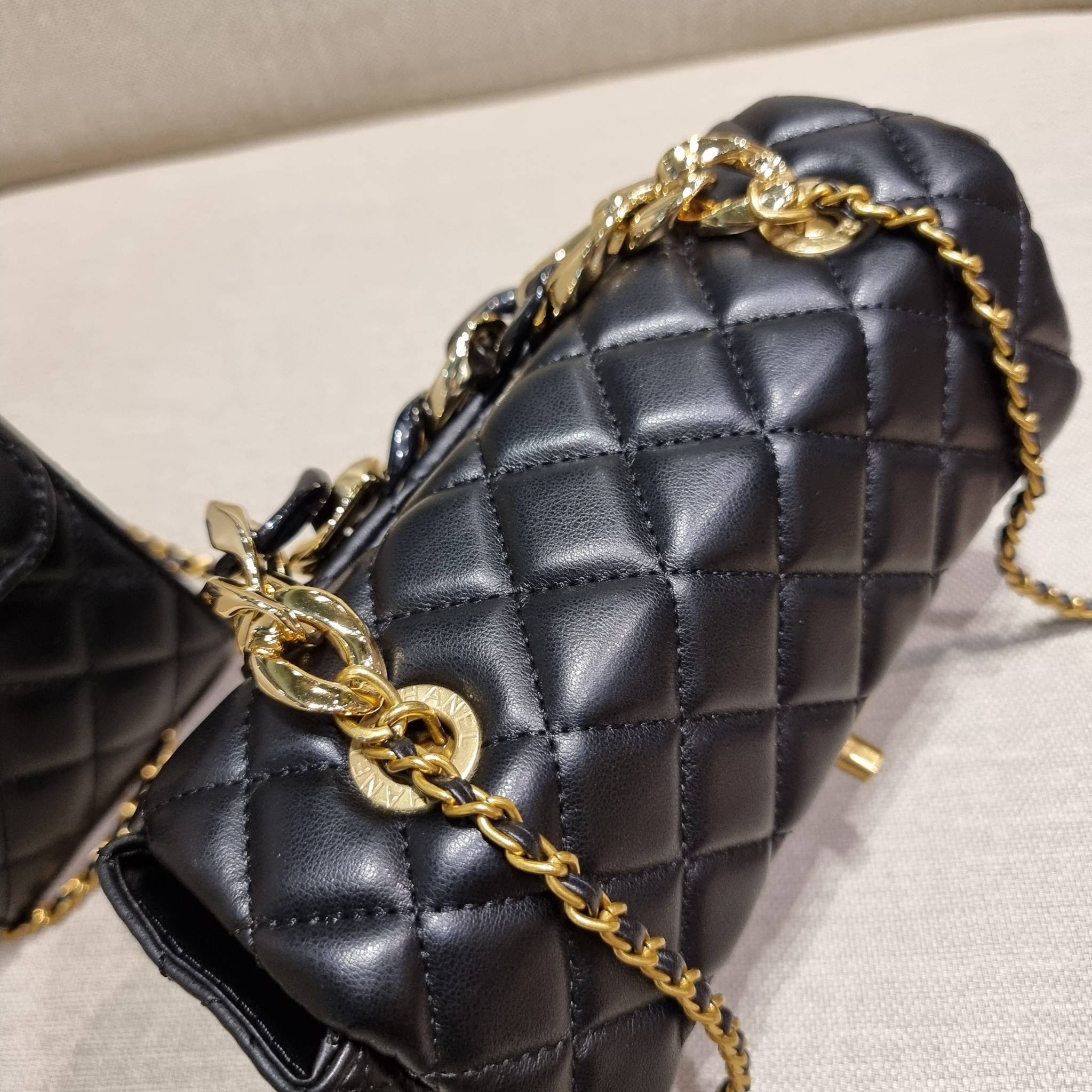 CHANEL GIFT BOX SET Chanel Holiday Makeup & Beauty Gift Sets สุดหรูชวนให้สะสม สุดยอดไอเท็มหายากพร้อมเสิร์ฟครบชุด limited สุดคุ้ม มาพร้อมกระเป๋าสะพายถึง 2 ใบ รุ่นยอดฮิตทั้งนั้น!!ที่พิเศษยังมีน้ำหอมตัวท็อปมาให้อีก chanel no.5 ที่แสนจะเย้ายวน ในขนาด 7.5 ml. 