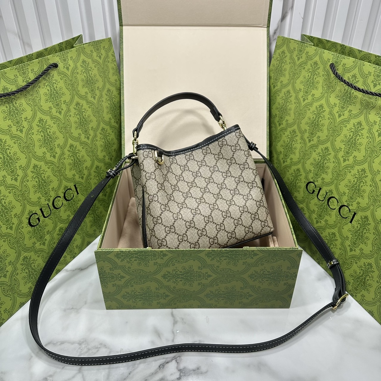 7.5" ORI หนังแท้ | Gucci GG Emblem small bucket bag กระเป๋าสะพายทรงบัคเก็ตใบเล็ก คอลใหม่ตีความประวัติศาสตร์แห่งความสง่างามและงานฝีมือของแบรนด์ขึ้นใหม่