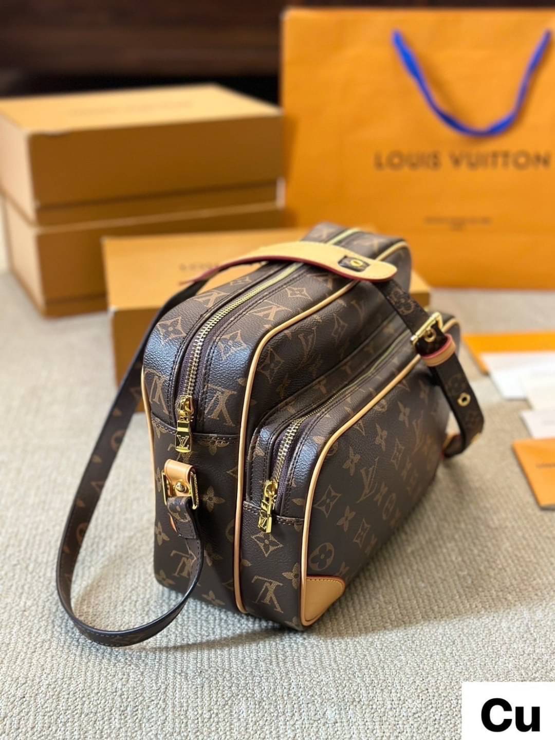 LV Nile Crossbody Monogram Canvas Bag กระเป๋าทรงแมสเซ็นเจอร์วินเทจใบใหญ่ unisex bag ใช้ได้ทั้งชายหญิง จุของได้เยอะ พิมพ์ลายโมโนแกรมคมชัดสวยงาม