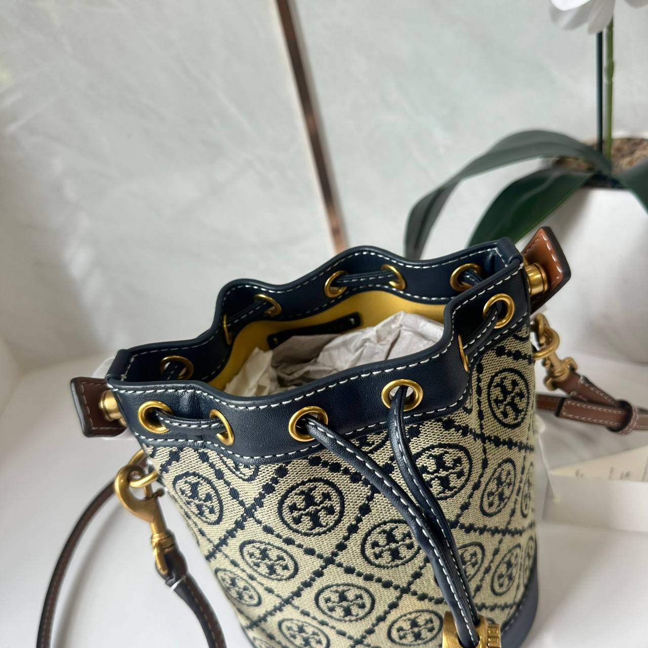 TORY BURCH T MONOGRAM JACQUARD MINI BUCKET BAG กระเป๋าทรงบัคเก็ตไซส์มินิ ทรงยอดนิยมขนาดน่ารัก