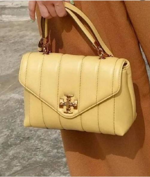 TORY BURCH KIRA QUILTED SMALL BAG พร้อมส่งที่ไทย ไม่ผิดหวังแน่นอนค่ะ! กระเป๋าหิ้วหรือสะพายข้างได้ วัสดุหนังแกะแท้ทั้งใบ ((หนังแกะจะมีคุณภาพดีเงานิ่มและแพงกว่าหนังวัวจ้า)) หนังนิ่มสวยงามมากๆค่ะ เปิดปิดกระเป๋าแบบหมุนล็อคแบบโลโก้แบรนด์ ใช้อะไหล่คลาสสิคดูหรูเ