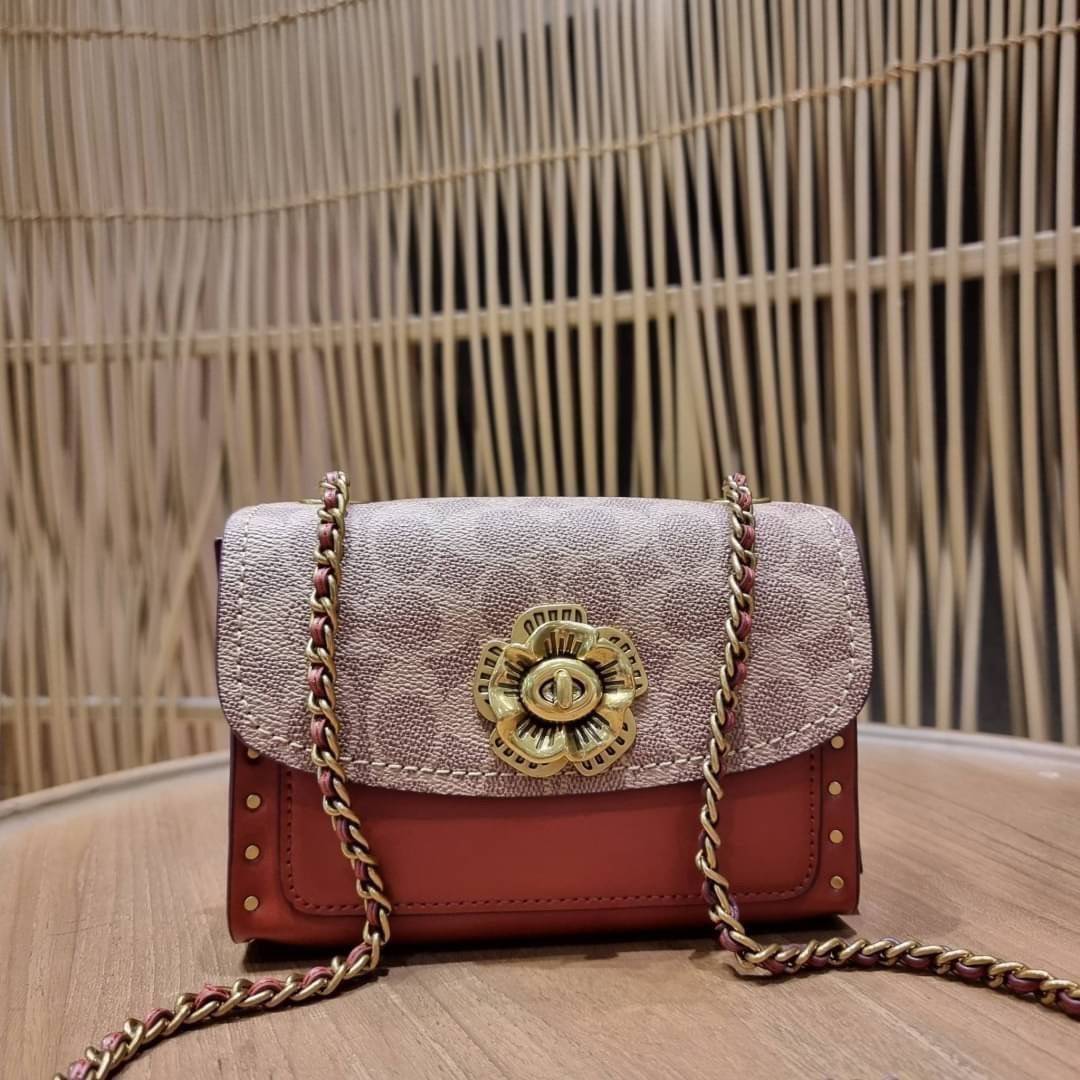 COACH 30592 PARKER 18 IN SIGNATURE CANVAS WITH RIVETS ไอเท็มยอดฮิต รุ่นหายาก!! sold out ไปหลายรอบ ก็ยังมีคนรอ!! กระเป๋าสะพายข้าง ไซส์กะทัดรัด พกพาง่าย ดีไซน์สวยด้วยการตอกหมุดเพิ่มดีเทล โดดเด่นด้วยตัวล็อครูปดอกไม้ วัสดุหนังแคนวาสเคลือบลายสลับหนังแท้ ภายในเ