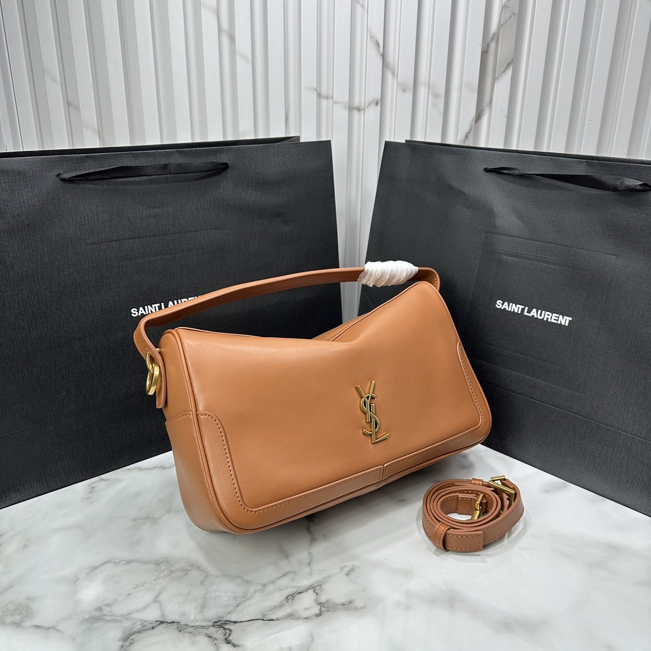YSL Camera Supple Bag กระเป๋าสะพายทรงกล้องใบขนาดกลาง ถือจับถนัดมือ จุของได้เยอะ ดีไซส์เรียบหรูดูแพง 🧡เกรดออริ ใช้งานต่างประเทศได้