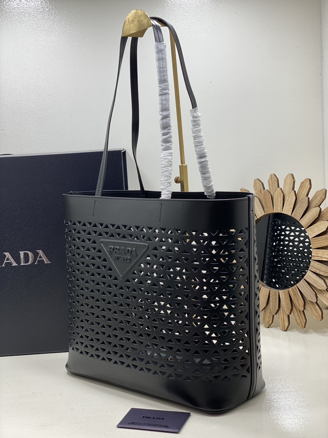 TOP ORI หนังแท้ | Prada Large perforated leather tote bag กระเป๋าทรงโท้ทใบใหญ่ ใจบางที่สุดกับคอลเลคชั่นนี้ ที่เพิ่มดีเทลความแพงด้วยการฉลุลวดลายรอบใบ ถักทอเป็นเส้นลายสานที่สวยงามมาก งานฝีมือจริงๆ