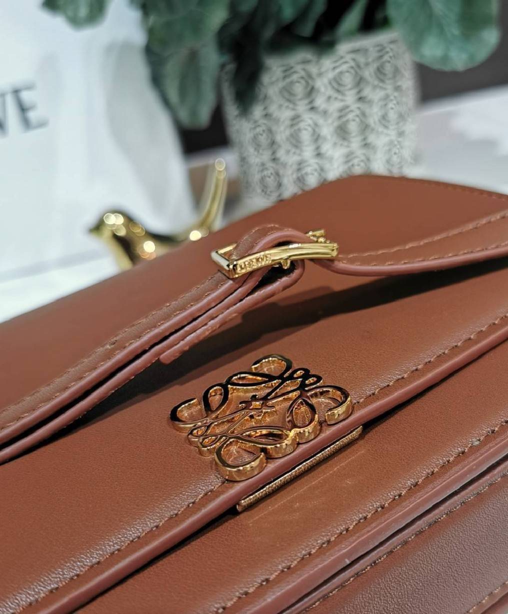 LOEWE CROSSBODYBAG VIP GIFT WITH PURCHASE (GWP) กระเป๋าสะพายพรีเมี่ยมกิ๊ฟ Limited Edition จากน้ำหอม LOEWE DUTY FREE วัสดุหนังแท้ Calf Leather หนังเรียบสวยอยู่ทรงดีไซน์สุดคลาสสิค เปิดปิดด้วยฝาปิดโลโก้แบรนด์อะไหล่ทองหรู ภายในมีช่องแบ่งหลายช่องแยกเป็นสัดส่วน