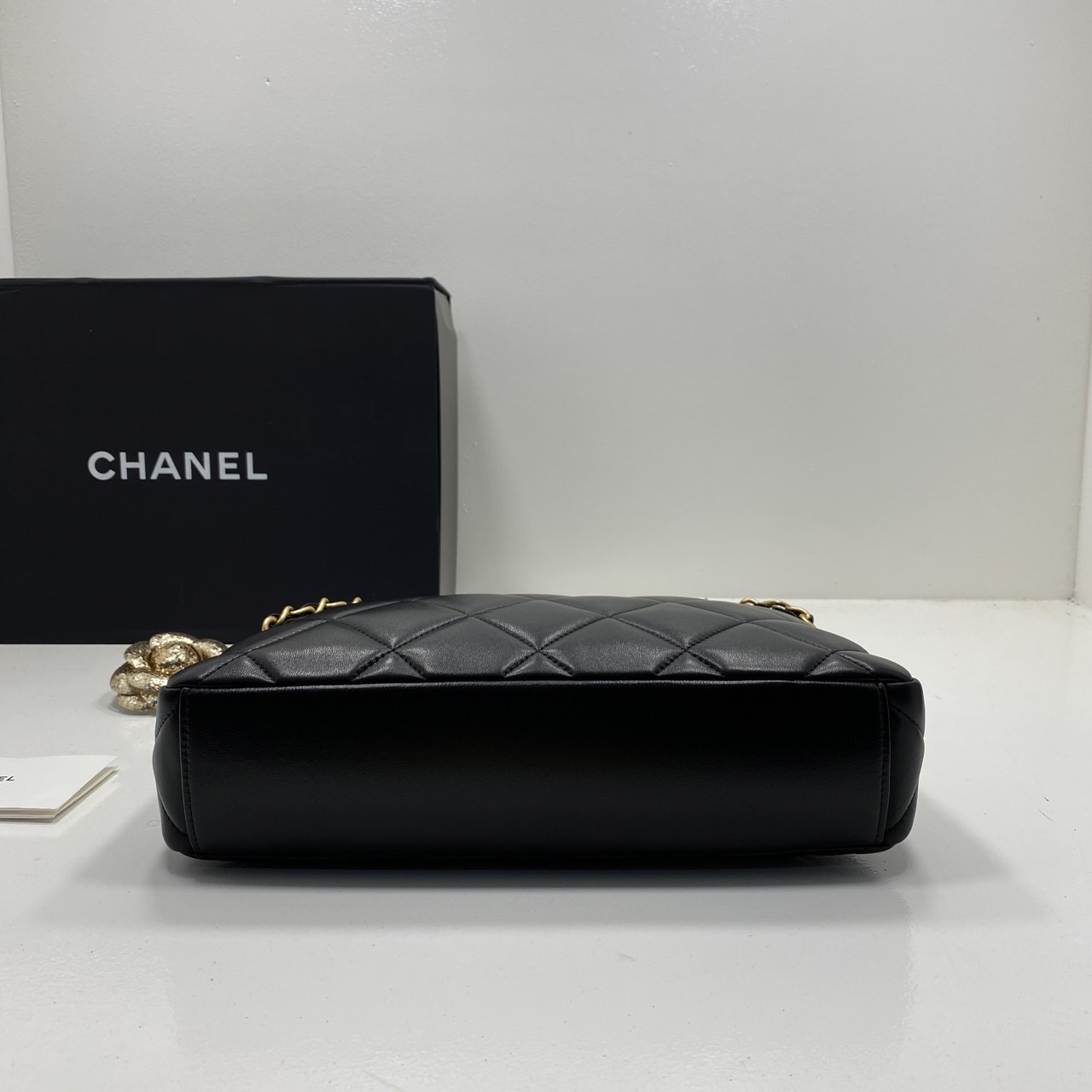 Chanel Tote Bag 27cm / Chanel Hobo / Chanel Vintage Big CC Turnlock Black Quilted Medium Bag Holo กระเป๋าโท้ทใบกลางสไตล์วินเทจ งานหนังเต็มใบลายควิลท์ เป็น every look จุของได้เยอะ เหมาะมากๆ ค่ะ