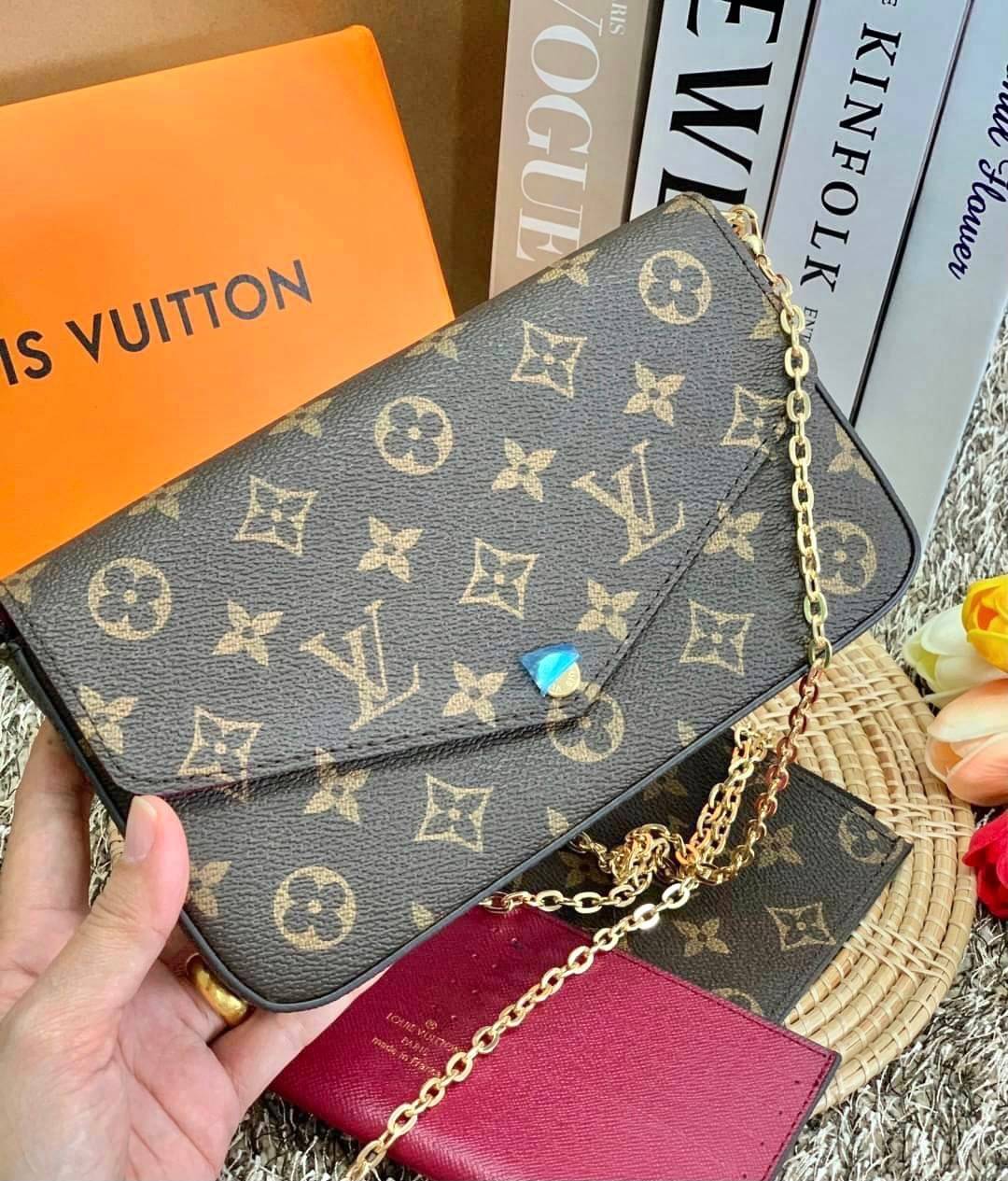 เน้นใช้งานได้จริงในชีวิตประจำวันค่ะ Louis vuitton felicie pochette พร้อมส่ง ซื้อ1ได้ถึง3!! มีไม่มาก หมดแล้วหมดเลยจ้าา! Premium gift จาก LV กระเป๋าสะพายข้างหรือถือแบบคลัทออกงาน หนังแกะแท้สวยงามค่ะ เปิดปิดกระเป๋าแบบกระดุม ภายในสามารถใส่มือถือได้ทุกรุ่น;พาสป