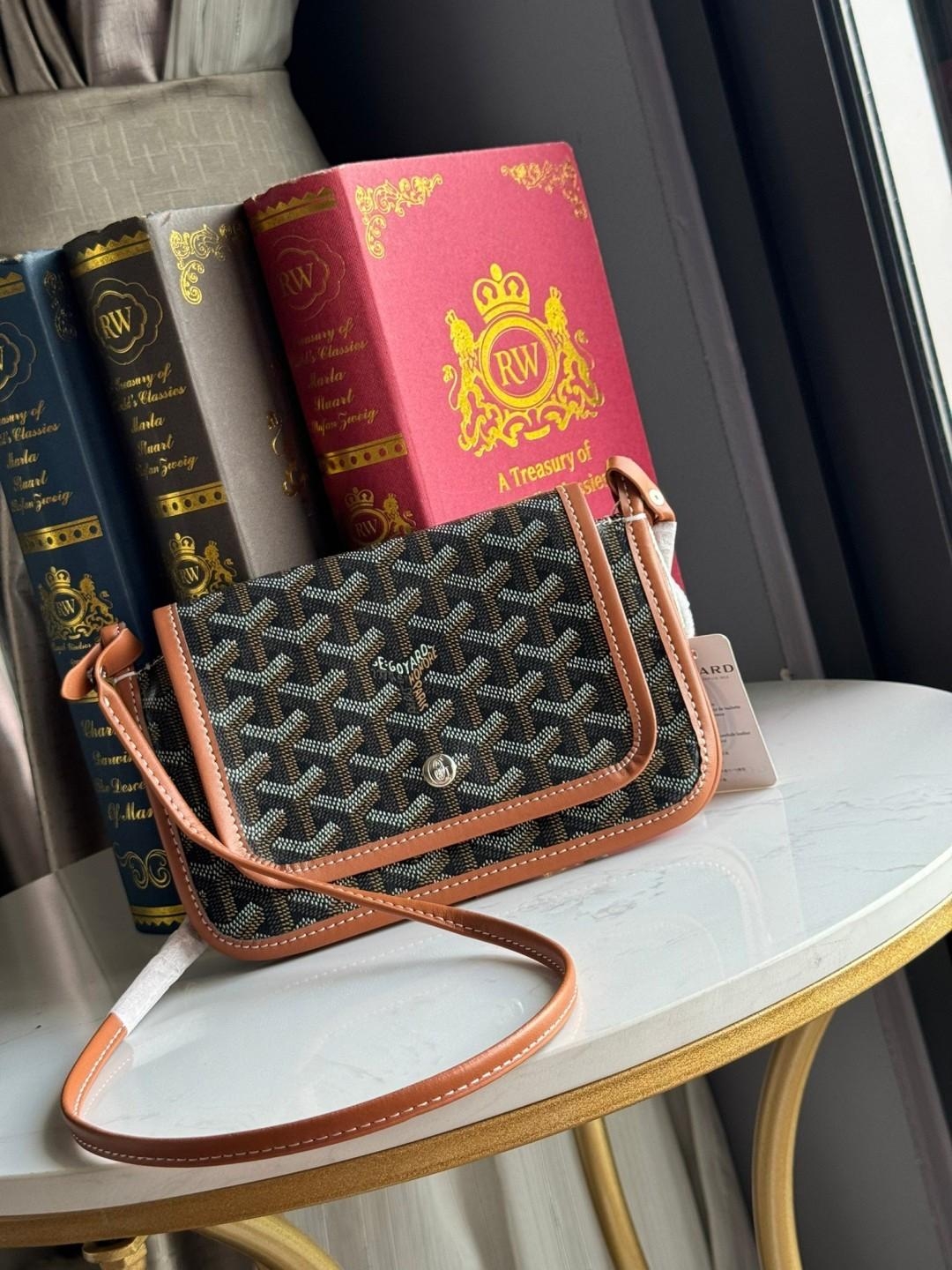 Goyard Plumet Rocket Wallet กระเป๋าสะพายใบเล็กกะทัดรัด ดีไซน์กระเป๋าสตางค์ มีช่องเพียงพอสำหรับใส่ธนบัตร เงินสด เอกสารต่าง ๆ