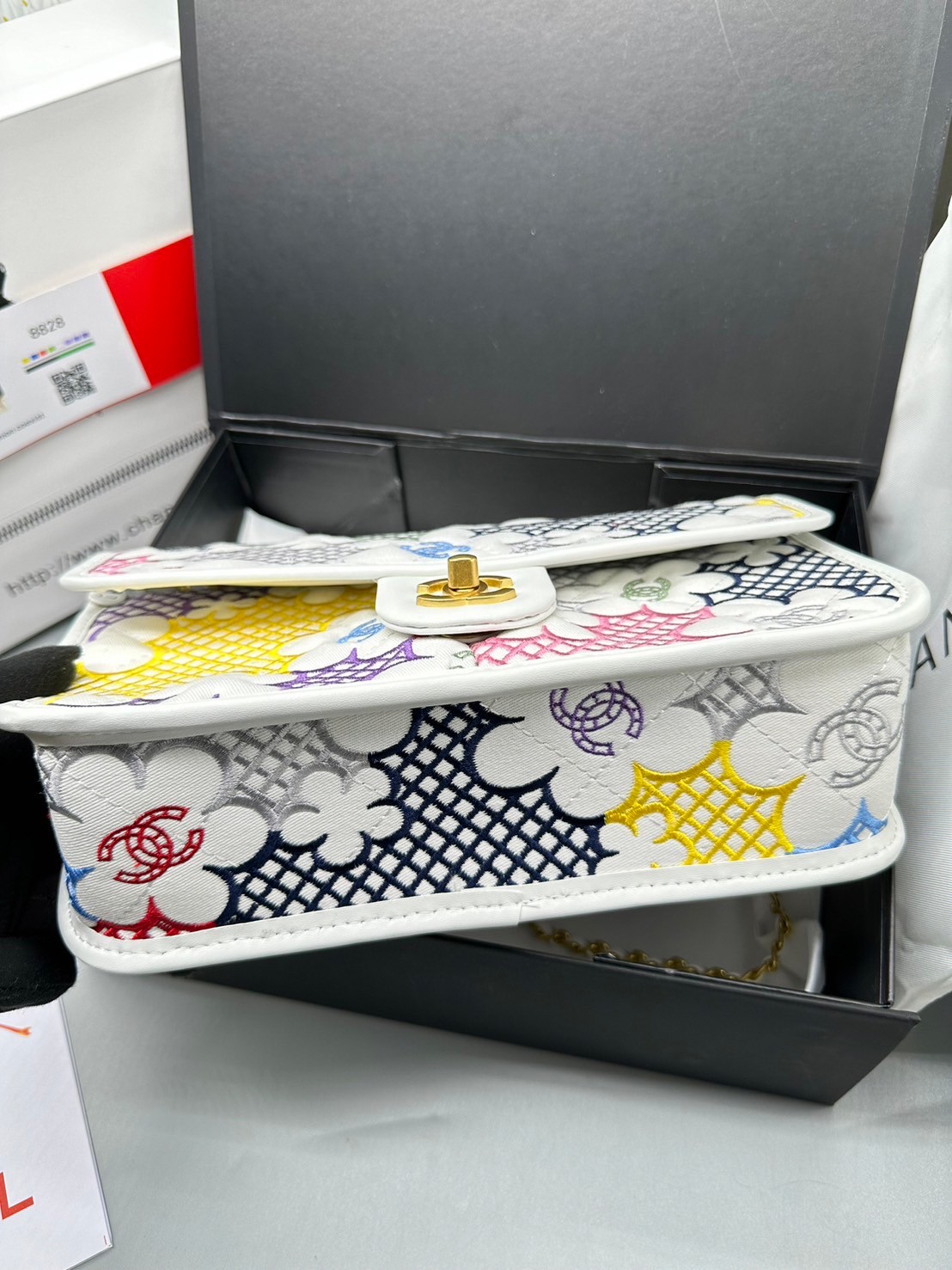 CHANEL Flap Bag Lace Patchwork & Gold-Tone Metal, White & Multicolour / CHANEL Multi Flower Flap Bag กระเป๋าสะพายลายดอกไม้ ต้อนรับซัมเมอร์ 2024 สวยงามคัลเลอฟูล แฝงความหรูในตัวตามเอกลักษณ์แบรนด์