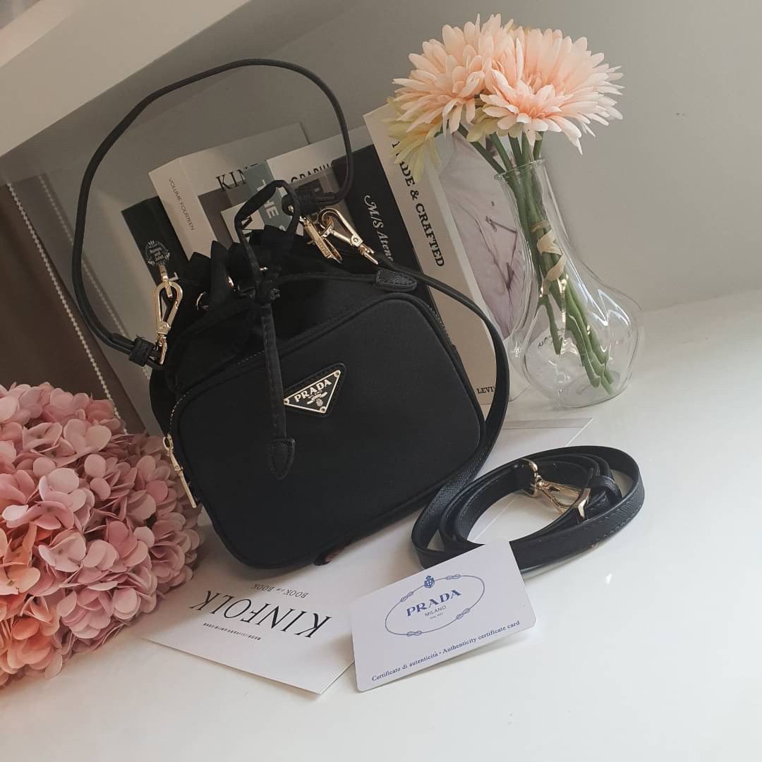 Size MINI : พร้อมส่งรุ่นขายดี!!! PRADA DRAWSTRING BAG WITH STRAP VIP GIFT WITH PURCHASE พรีเมี่ยมกิ๊ฟจากต่างประเทศรุ่น Limited วัสดุ Nylon & Polyester 100% เนื้อหนา ด้านหน้าประดับโลโก้ เปิดปิดแบบ Drawstring มาพร้อมสายสะพายให้ถึง2แบบทั้งสายสั้นและสายยาวปรั