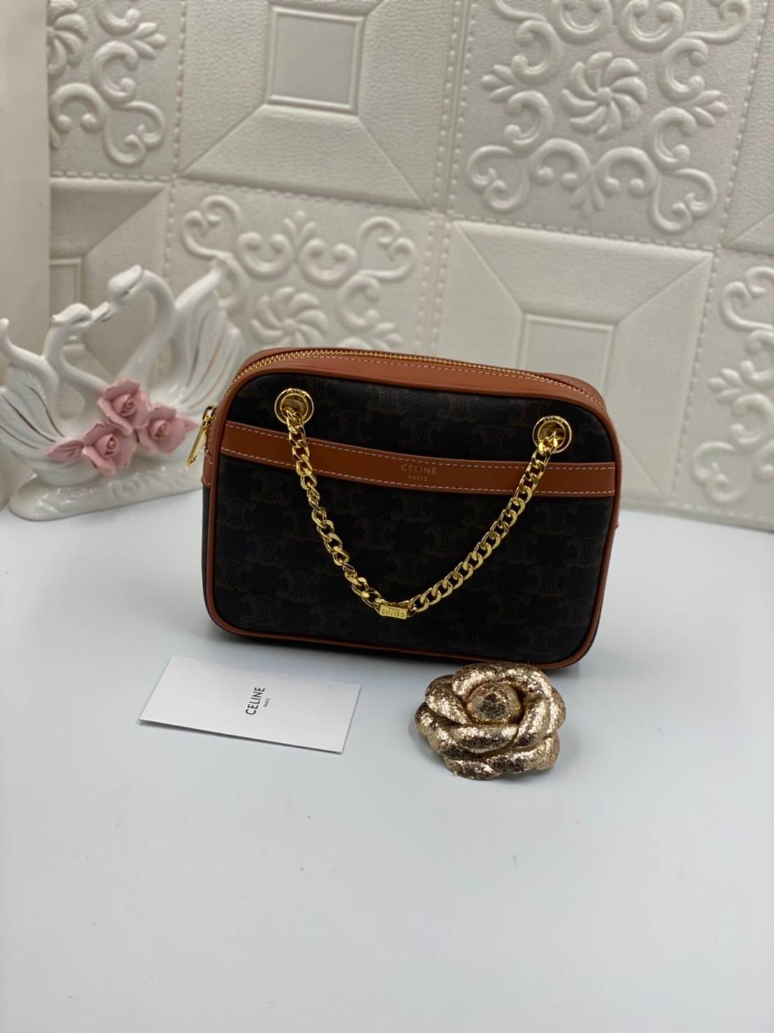 VIP GIFT 】หนังแท้ CELINE SMALL PATAPANS IN TRIOMPHE CANVAS AND CALFSKIN ดีไซน์สวยหรูฮิตสุดในเกาหลี! หนังสวยอยู่ทรง เปิดปิดด้วยซิปแบรนด์สีทอง ภายในโล่งกว้างและจุสามารถใส่มือถือ กระเป๋าสตางค์ ของใช้ได้เยอะ สายสะพายโซ่อะไหล่ทองหรูเลื่อนได้จะใช้สายคู่สะพายไหบ