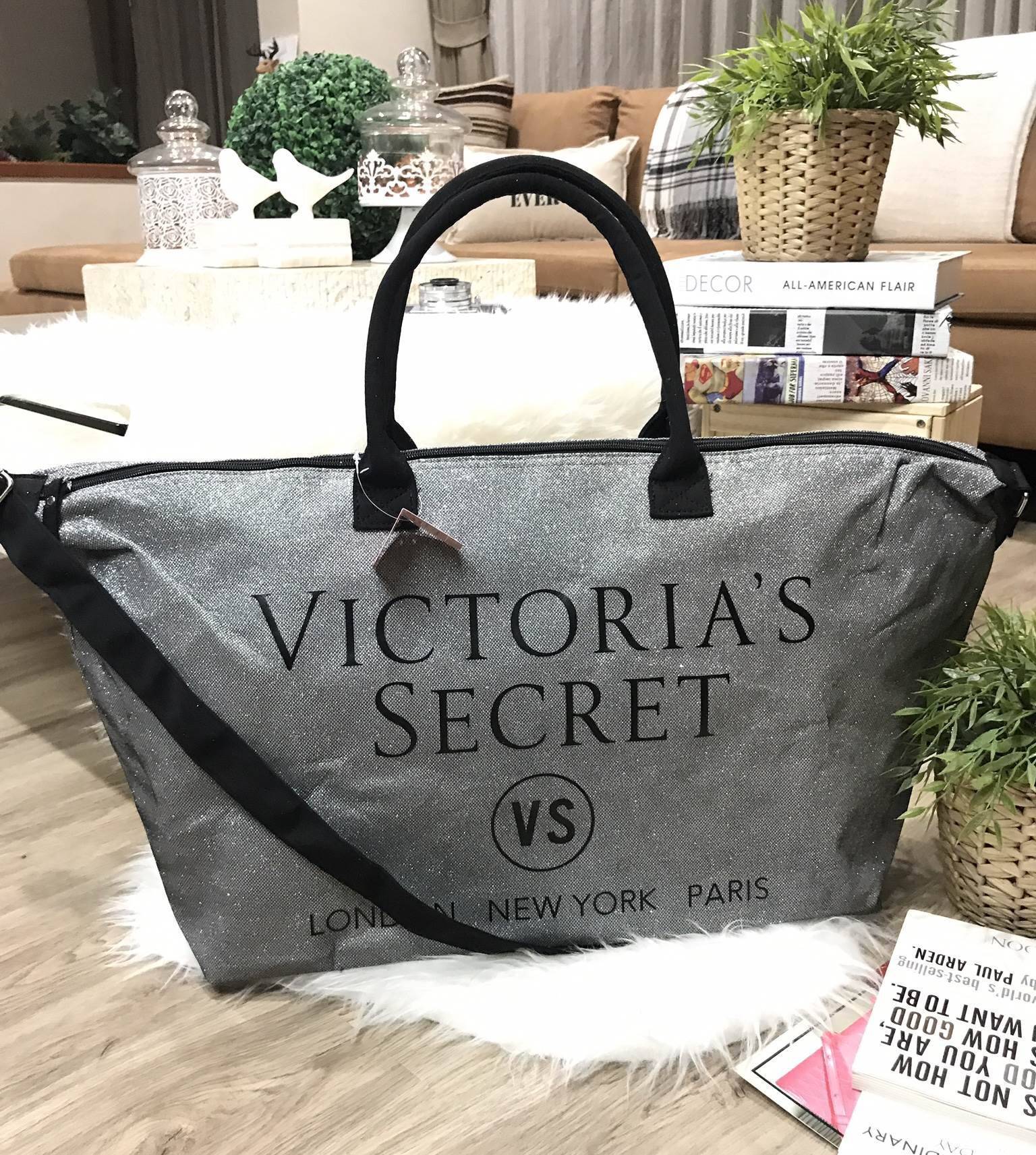 Best Seller! Victorias Secret Limited Edition Weekender Tote Bag Silver Glitter XL Zipper กระเป๋าสะพายไซส์ XL สวยเด่นสะดุดตาสีบรอนซวิ้ง ด้านหน้ามีโลโก้อักษรสีดำ ตัดกับสีกระเป๋าอย่างสวยงาม เปิดปิดซิป ภายในกว้างขว้างมาก จุเสื้อผ้าไปเที่ยว ตจว. ได้ประมาน 3-4