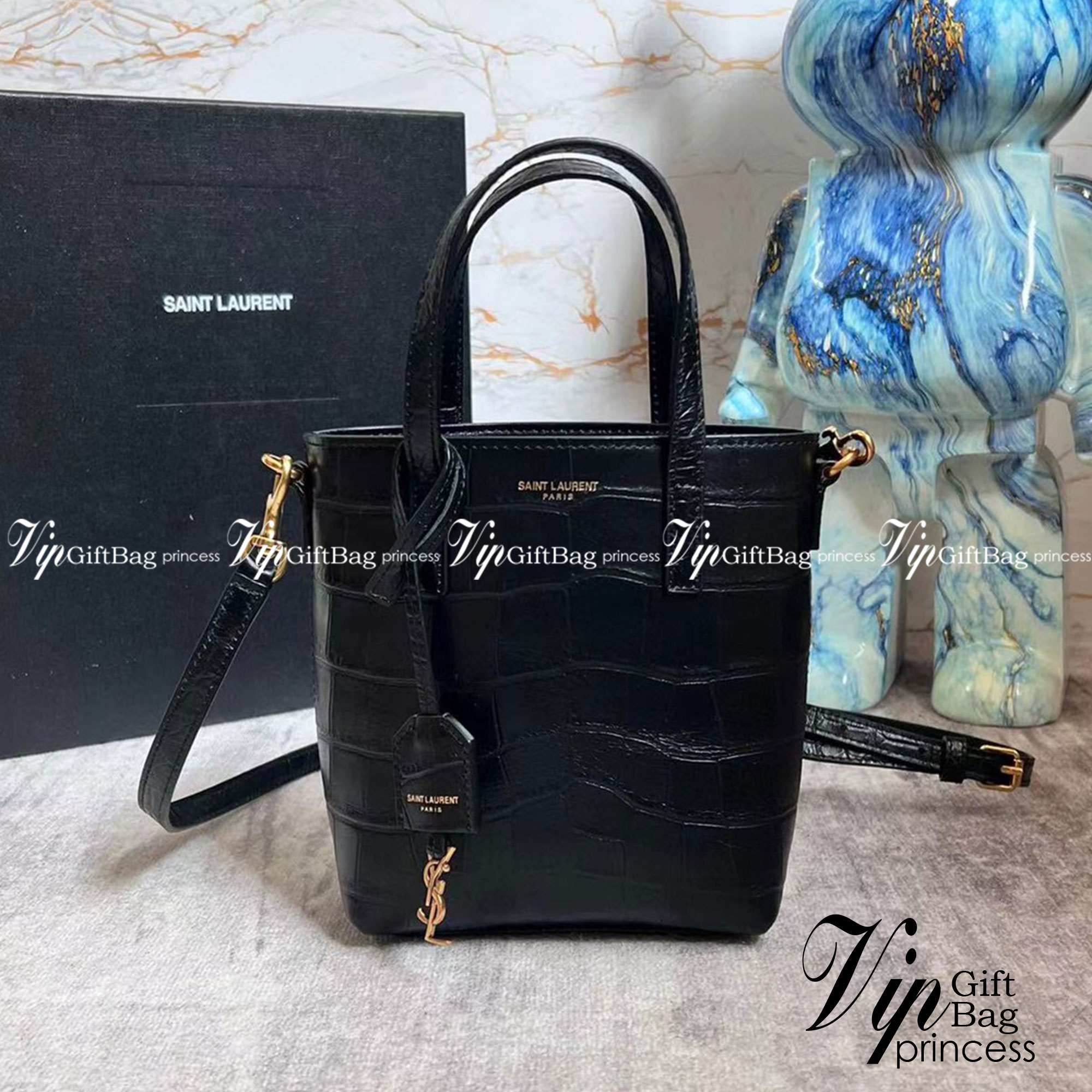 YSL Toy mini croc-effect leather tote / YSL Paris Mini Toy Croc Embossed Leather Bucket Bag กระเป๋ามินิโท้ทหนังลายจรเข้ เกรดออริจินล คอลเลคชั่นใหม่ล่าสุด ครอบครองก่อนใคร ควรมีติดตู้คะสาวๆ ภาพสินค้าถ่ายจากงานขายจริง ใช้งานต่างประเทศได้