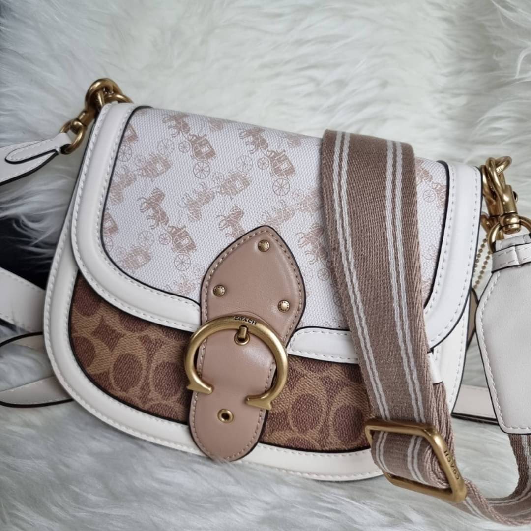 COACH C0749 BEAT SADDLE BAG WITH HORSE AND CARRIAGE PRINT สีหายาก ละมุนคุณหนู คอลเลคชั่นใหม่ ดีไซน์หรูหรา พิเศษมากๆมาพร้อมสายสะพาย 2 เส้น ใช้คู่กันหรือแยกสะพายก็สวยครบสูตร กระเป๋าสะพายทรง saddle คลาสสิค เปิด-ปิดด้วยกระดุมแน่นหนา ภายในเป็นช่องโล่ง ใส่ของได