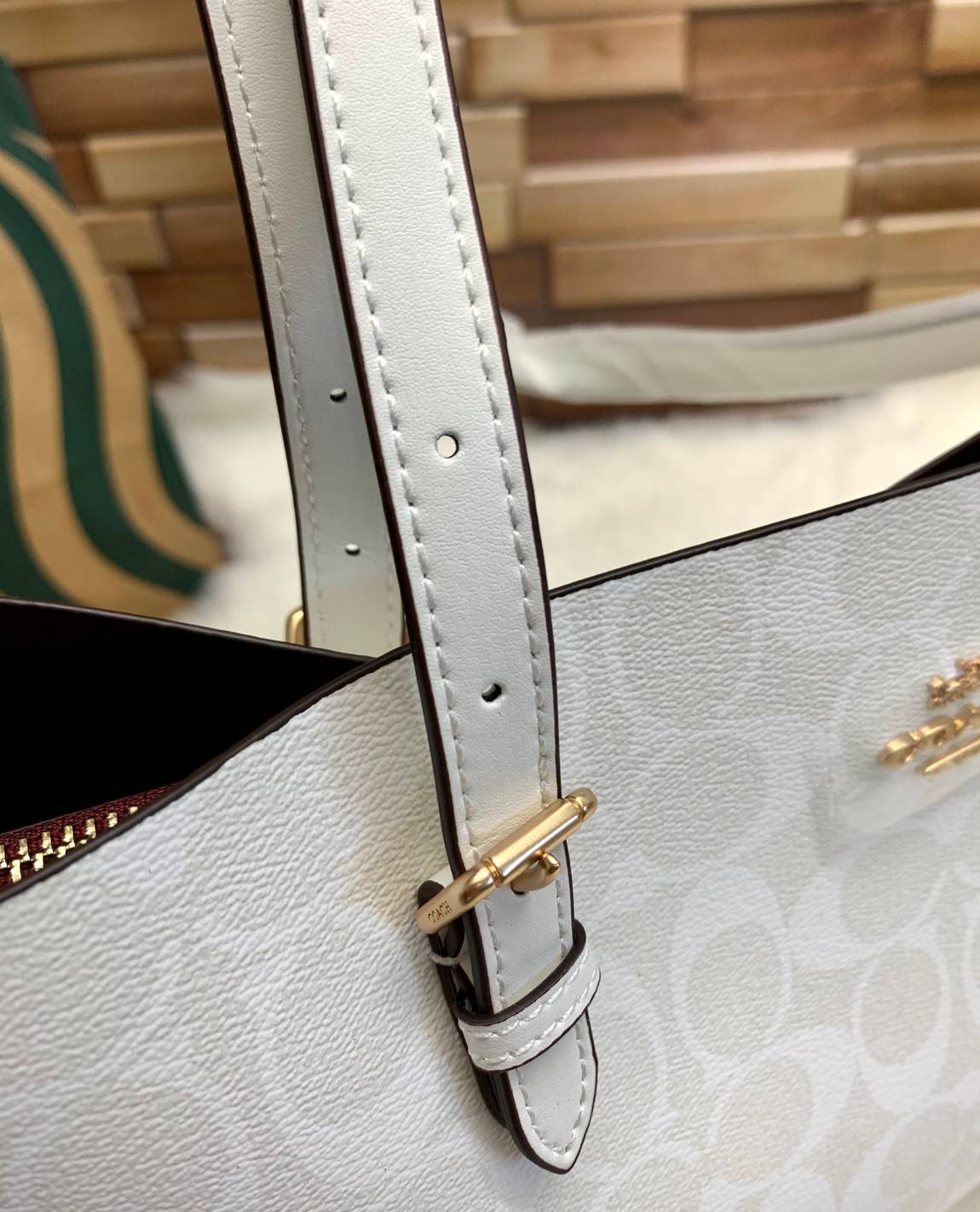 COACH MOLLIE TOTE IN SIGNATURE CANVAS ((1665)) พร้อมส่งอีกครั้ง ห้ามพลาดค่า! กระเป๋าหิ้ว//คล้องไหล่ ใบใหญ่ ทรงTote หนังแท้นิ่มอย่างดีค่ะ ภายในแบ่ง2ช่องใหญ่ สามารถใส่ A4ได้เลย ช่องกว้างมากๆ มีช่องกระเป๋าซิปกลางให้ใส่ของอีกช่องนะคะ