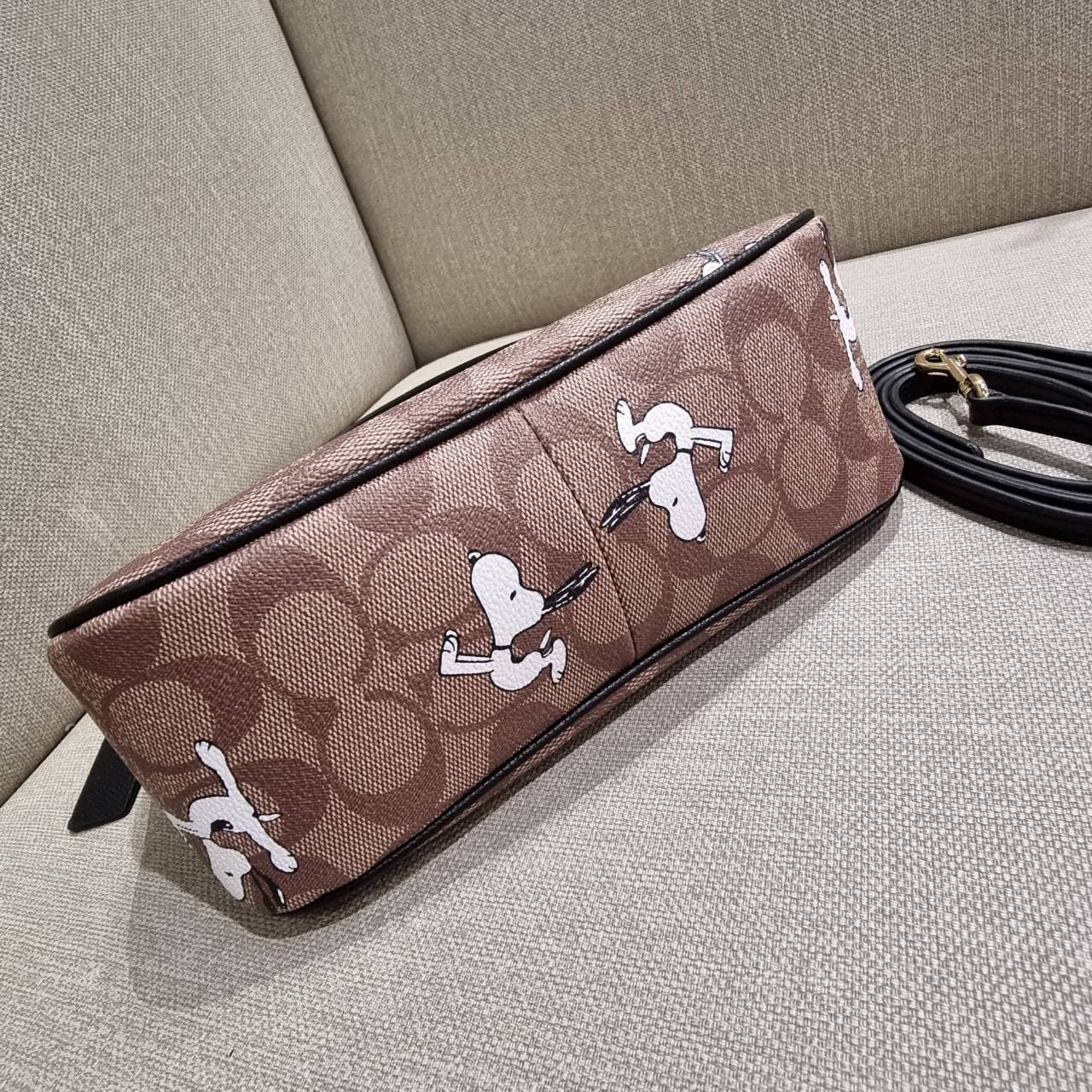 OUTLET 】COACH F36674 TOP HANDLE POUCH IN SIGNATURE WITH SNOOPY PRINT คอลเลคชั่นใหม่ ในสไตล์พอช มาให้ช้อปก่อนใครในไทยจ้า น่ารักน่าใช้ไปอีกกับกระเป๋าสะพายทรงฮิตตลอดกาล ด้วยดีไซน์ที่ออกมาให้ใช้งานได้ง่าย ขนาดกำลังเหมาะ วัสดุแคนวาสทนทาน ดีไปหมดขนาดนี้!! คุณลู