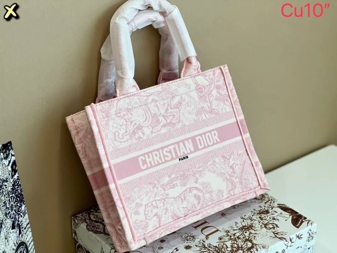DIOR SMALL BOOK TOTE กระเป๋าสะพายทรงโท้ท สวยคลาสสิคขนาดกำลังดี พกพาสะดวก ใช้งานง่ายสุดๆ วัสดุงานทอละเอียดคุณภาพดี ภายในเป็นช่องโล่ง ใบจริงงานสวยเกินเบอร์!! สวยงามเกินราคา ไม่ผิดหวังจ้า