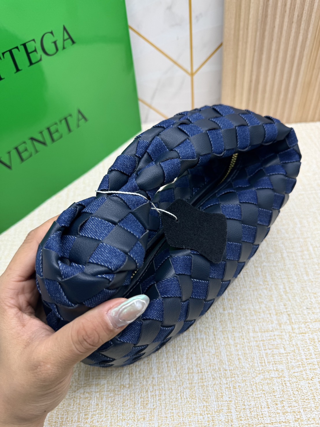 BOTTEGA Denim Mini Jodie Top handle bag 24cm / BOTTEGA Clutch Bag กระเป๋าถือ วัสดุเดินิมคอตตอน ดีไซส์สานมัดปมเป็นเอกลักษณ์ เกรดออริ 1:1 ใช้งานต่างประเทศได้