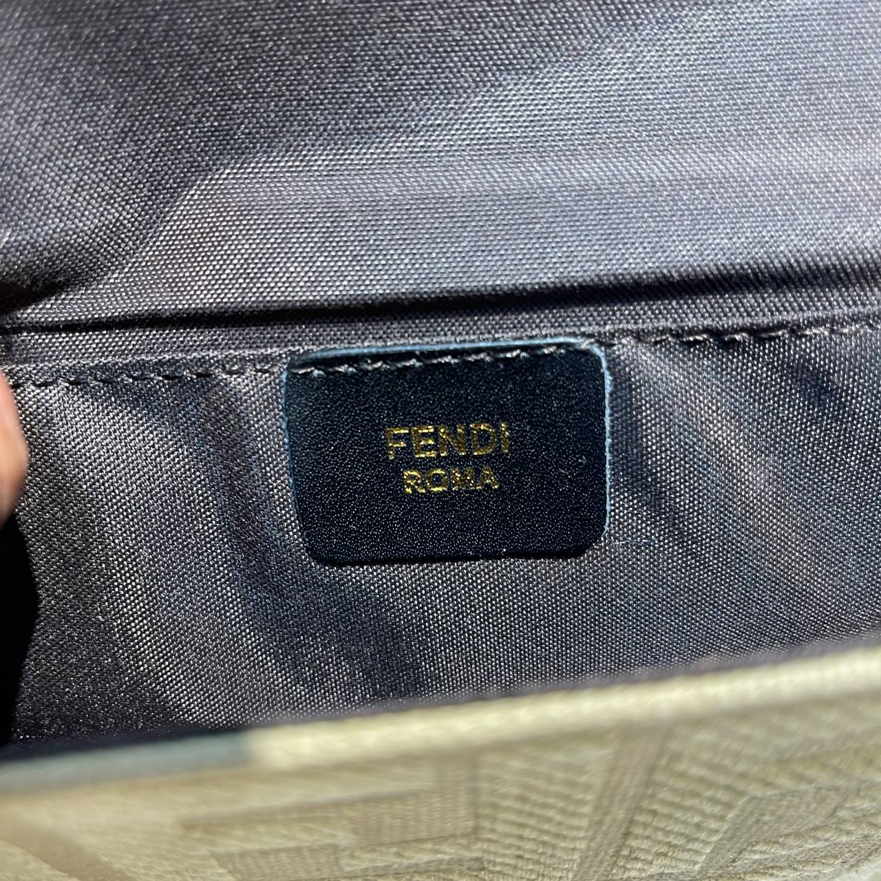 หนังแท้ Fendi Wallet On Chain With Pouches leather mini-bag กระเป๋าสะพายข้างทรงเหลี่ยมตกแต่งด้วยโลโก้ Fendi กระดุมแป๊ก มาพร้อมกระเป๋าด้านในแบบถอดได้ถึง 2ใบ สุดคุ้ม พร้อมสายโซ่และสายสปอร์ตถอดออกได้ ไอเท็มนี้ไม่ควรพลาดเลยค่าา