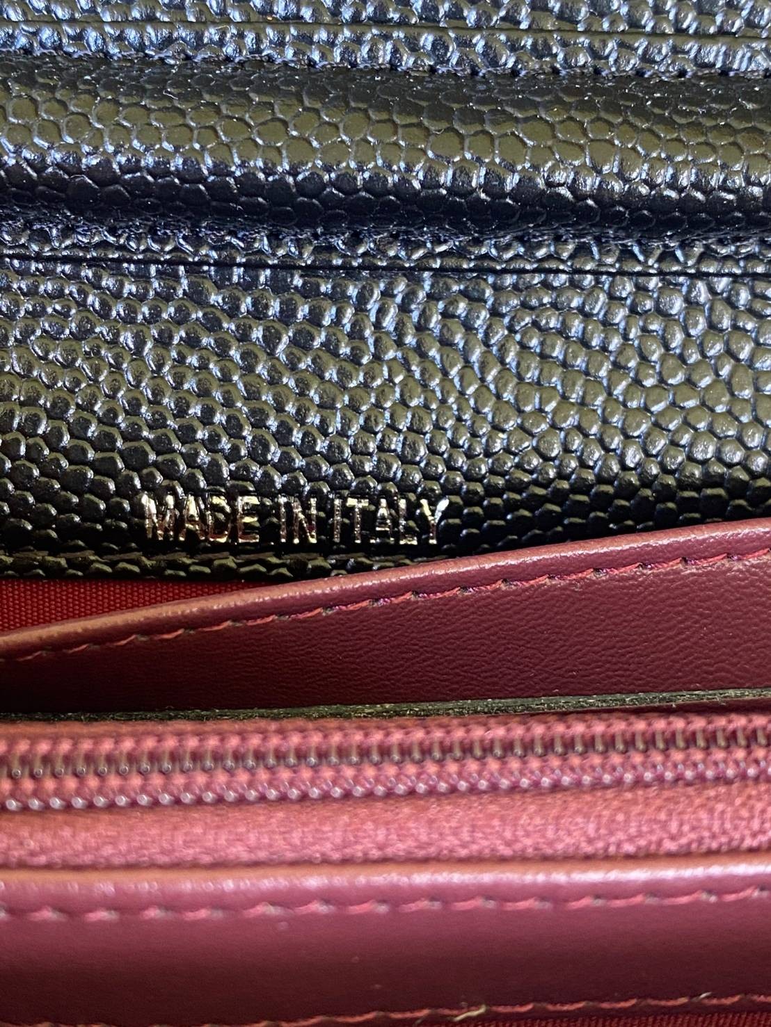 หนังแท้ CHANEL WALLET WITCH CHAIN พร้อมส่งที่ไทย ภาพสินค้าถ่ายจากงานขายจริง ใช้งานต่างประเทศได้ รุ่นยอดนิยมไอเท็มฮิตวัสดุหนังคาเวียร์สวยคลาสสิคเปิดปิดด้วยฝาปิดกระดุมด้านหน้ามีโลโก้แบรนด์อะไหล่สวยหรูดูดีมาพร้อมสายโซ่อะไหล่เงินและทอง ร้อยหนังจะสะพายไหล่ หรื