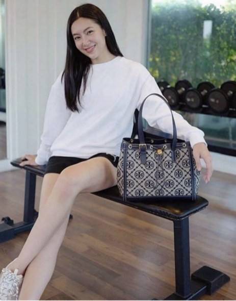 OUTLET 】Tory Burch T Monogram Jacquard Tote Bag ใบใหญ่ใส่จุมากค่ะสาวๆ! พร้อมส่ง! กระเป๋าที่สามารถใช้ได้กับทุกๆวัน วัสดุJacquard+หนัง ได้ลงตัว สวยงามค่ะ ปากกระเป๋าแบบหูรูด ที่จับอะไหล่แบรนด์สวย ภายในกระเป๋ากว้างมากๆ สาวๆที่สัมภาระเยอะนี่หายห่วงไปเลยค่ะ มีช