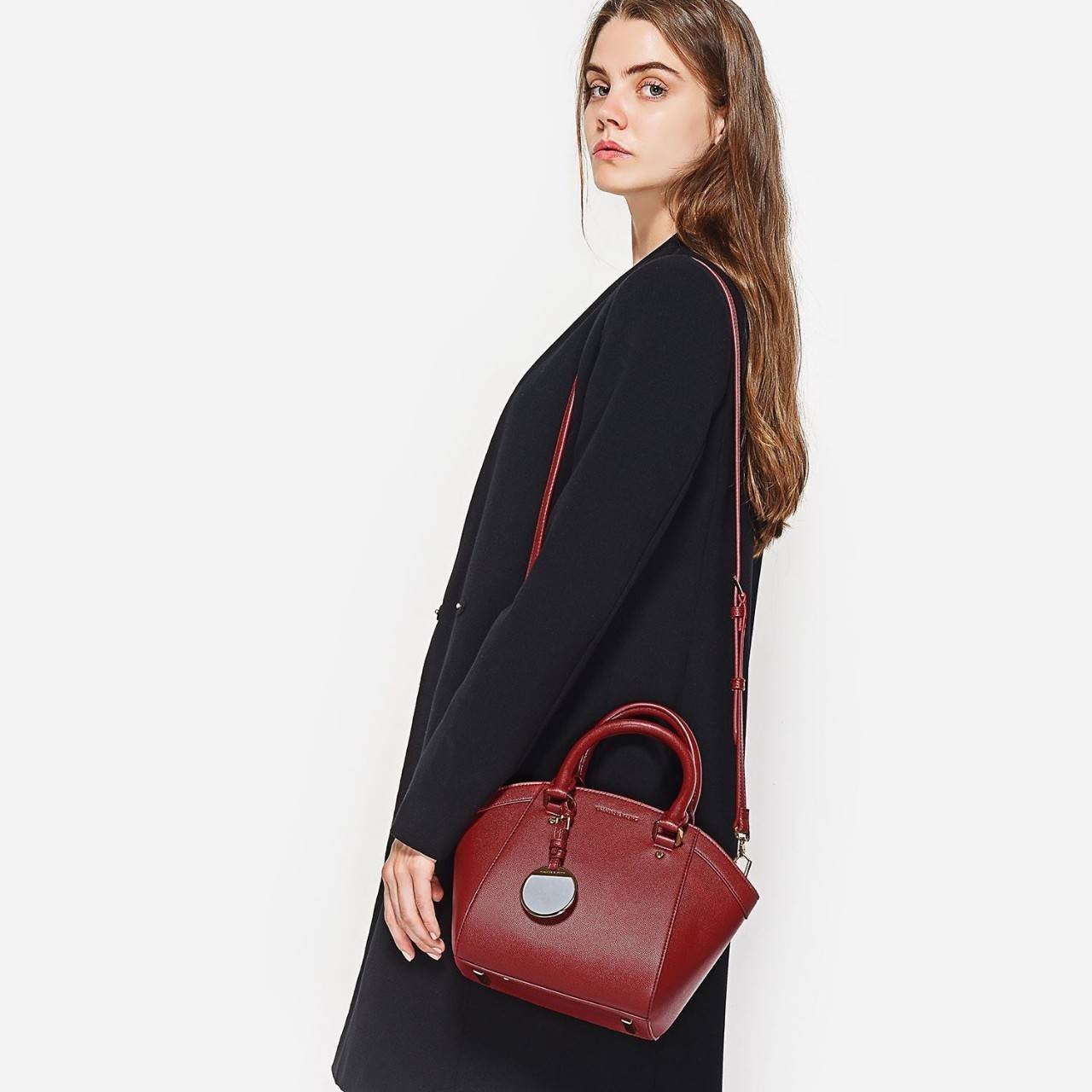 CHARLES & KEITH CITY BAG กระเป๋าถือหรือสะพาย ตั้งอยู่ทรงสวย มีโลหะรองฐาน เปิดปิดด้วยซิปเดียว ภายในมี 2 ช่องเล็กด้านหน้าประดับด้วยกระจกทรงกลม ใช้งานได้จริง ปั้มโลโก้แบรนด์ มาพร้อมสายสะพายยาว ปรับระดับและถอดสายได้ หูพับลงได้ น้ำหนักเบา ต้องมีไว้ครอบครองสักใ