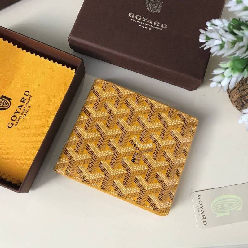 VIP GIFT 】GOYARD Victoire Bifold Wallet กระเป๋าสตางค์ผู้ชายใบสั้น พร้อมส่ง 6 สี พร้อมกล่องสวยหรูน่าใช้มากค่ะ อีกรุ่นที่ยอดขายไม่เคยตก 🤑🤑 ใบจริงดูผู้ดี ดูแพง!! ภายในมีช่องใส่บัตรได้เยอะ ใส่ธนบัตรได้ทุกใบ ห้ามพลาดจร้าา!! ((รุ่นเดินด้ายโทนสีเ