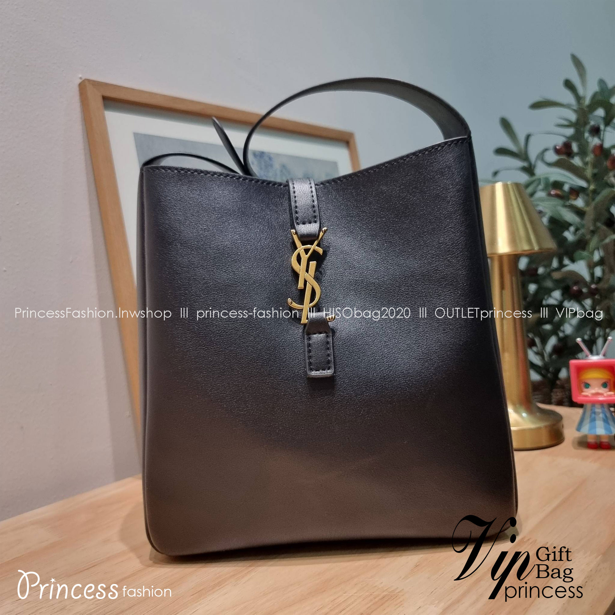 YSL LE 5 À 7 SOFT SMALL IN SMOOTH LEATHER รุ่นยอดฮิต ที่ใครๆก็ต้องมีครอบครอง กับกระเป๋าสะพายทรงโฮโบ ดีไซน์สุดคลาสสิค