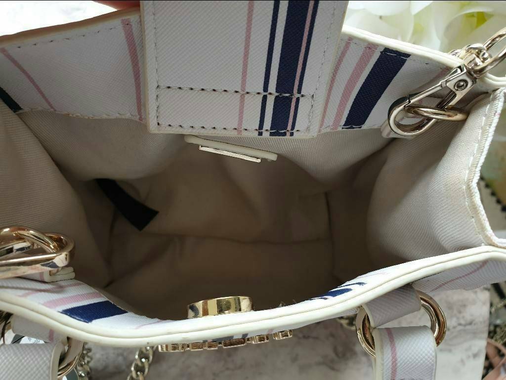 GUESS TAYLOR MINI SATCHEL CROSSBODY BAG กระเป๋าสะพายใบเล็ก สไตล์ สวยหรู คุณหนู ไฮโซ น่ารักมากๆ วัสดุหนังpu เย็บลายตาราง หนังนิ่ม จับนุ่มมือ และ ลายทาง หนัง saffiano ตั้งอยู่ทรง แบบน่ารักไม่ซ้ำใคร ด้านหน้าประดับโลโก้แบรนด์ อะไหล่ทอง มาพร้อมสายโซ่ ถอดออกได้