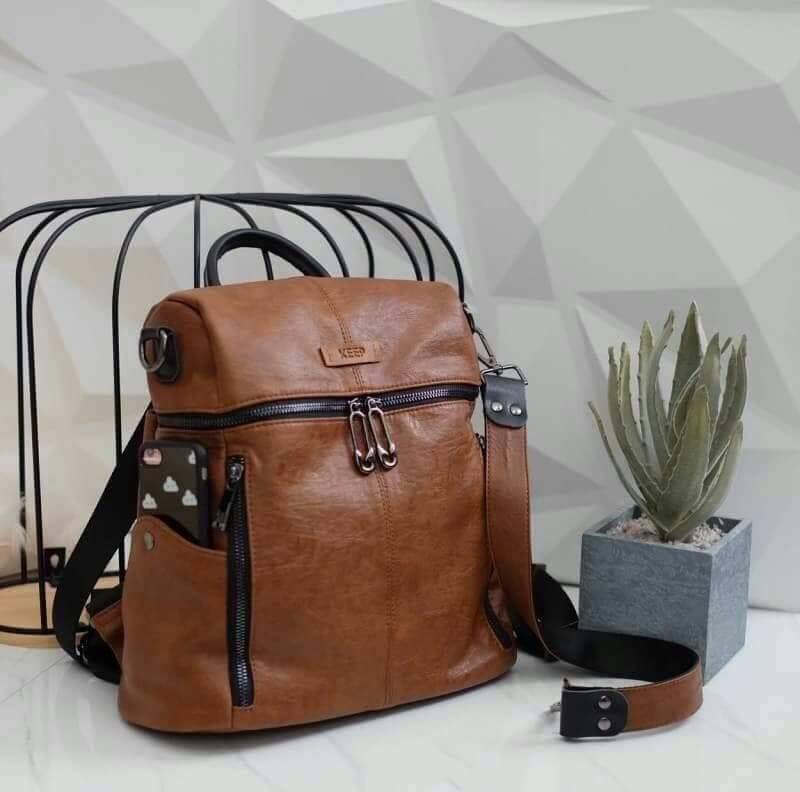 Keep speedy backpack กระเป๋าเป้หนัง ทรงน่ารัก จากแบรนด์ KEEP วัสดุหนังวัวสังเคราะห์เนื้อนิ่ม ลายหนังชัดสวย ด้านหน้ามี 2 zip สะดวกใช้งาน และช่องซิปด้านบนค่ะ มีสายสั้นสะพายไหล่ให้อีก 1 สาย ด้านข้างมีช่องใส่ของซ้ายขวา ด้านหลังมีช่องแยกเก็บของ เพิ่มอีก 1 ช่อง