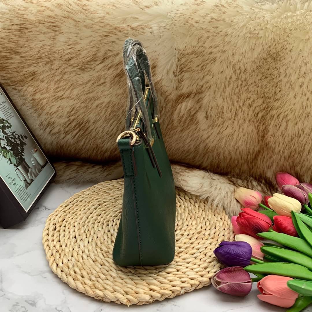 ของแท้ 💯% Kate Spade New York Cross Body Bag กระเป๋าถือหรือสะพาย หนัง Saffiano ภายในมีช่องซิปและช่องเล็ก มีหมุดรองฐานกันรอย 4 มุม อะไหล่ทองทั้งใบ ขนาดกำลังดี ใส่กระเป๋าสตางค์ยาวได้ค่ะ