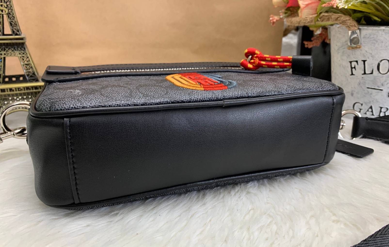 COACH ACADEMY CROSSBODY IN SIGNATURE WITH VARSITY ZIPPER ((768, 960)) พร้อมส่งที่ไทยอีกครั้ง! ได้ไปหลงรักแน่นอนค่ะ😘 กระเป๋าสะพายครอสบอดี้ร์ของคุณผู้ชาย((สาวหล่อใช้ก็สวยทีเดียว)) หนังแท้อย่างดี หนังนิ่มมือดีค่ะ