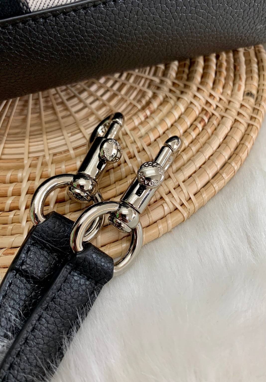 พร้อมส่ง 4ลาย 🌈ไม่มีในช๊อปไทยจร้าา😘 COACH DEMPSEY CARRYALL IN SIGNATURE JACQUARD WITH STRIPE AND COACH PATCH (C2826,C1527,C4113) พร้อมส่งความสวย! คุณภาพจัดเต็มค่ะ กระเป๋าทรงTote วัสดุ Jackquard+หนังแท้ ได้ลงตัวสวยงาม ด้านหน้ามีโลโก้แบรนด์ว