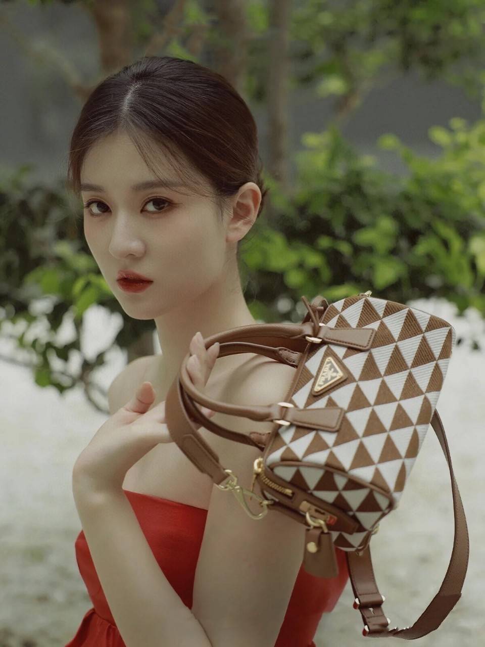 PRADA Symbole embroidered fabric top-handle bag พร้อมส่งรุ่นใหม่ มาแรง กับทรงหมอนอยู่ทรงสวย สาวๆห้ามพลาดเลยค่ะใบนี้ วัสดุทำจากผ้าแคนวาส