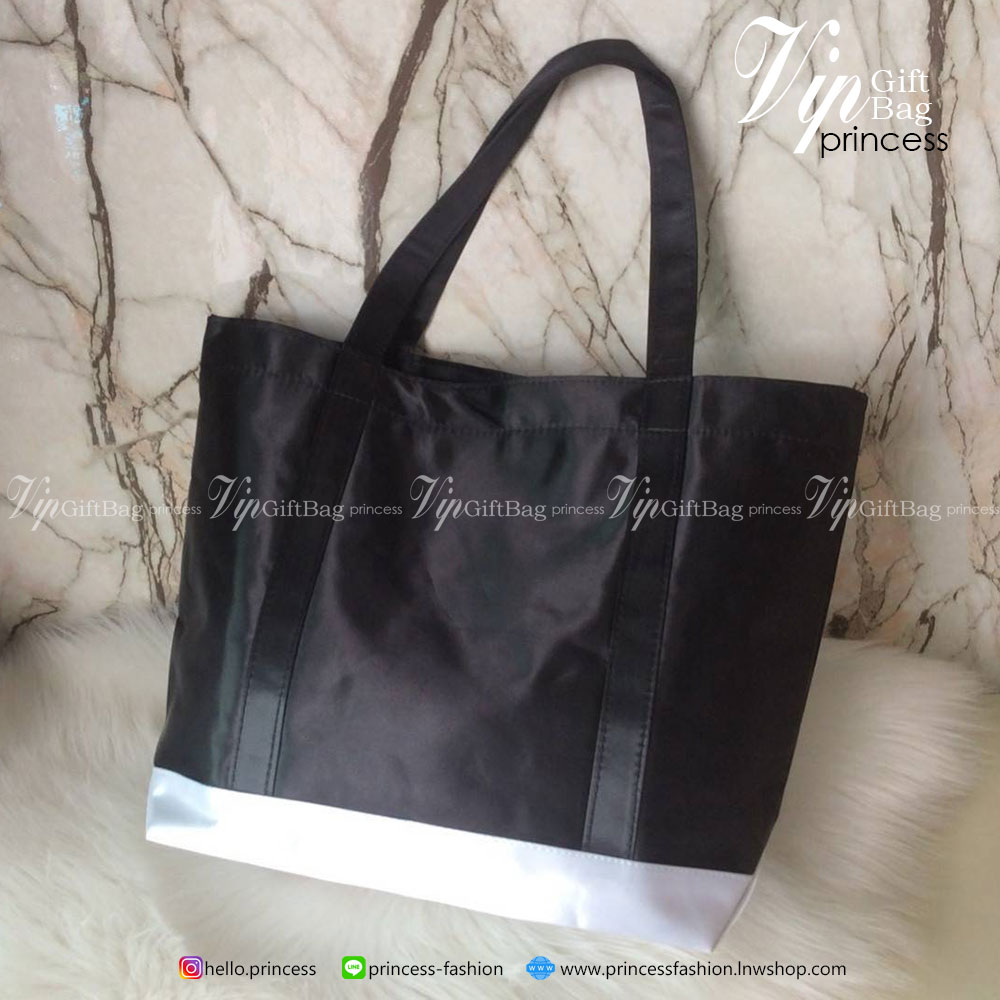 Chanel Satin Shopping Bag กระเป๋าสะพายทรง Shopping Bag พรีเมี่ยมกิ้ฟ Limited Edition ของแท้ 100% นำเข้าจาก Chanel Perfume Counter ใบใหญ่วัสดุ SATIN สกรีนแบรนด์ด้สนหน้า ซับใน Polyester 100% เปิดปิดด้วยกระดุมแม่เหล็ก น้ำหนักเบา จุสุดๆ สามารถใส่เอกสารA4หนังส