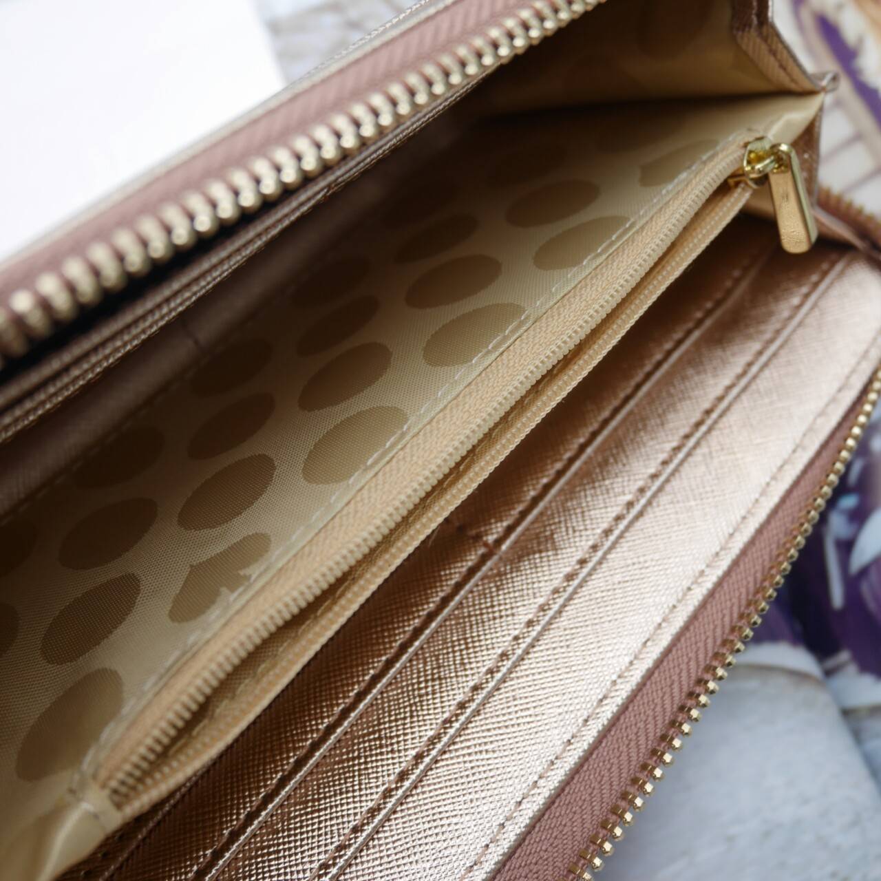 Best Seller **ถือแล้วหรูมาก 🎻 กระเป๋าสตางค์ใบยาวซิปรอปยี่ห้อ KATE SPADE กระเป๋าเงินหนังลาย saffiano อะไหล่สีทอง น้ำหนักเบา ด้านในมีช่องซิปใส่เหรียญ ใส่บัตร ใส่ธนบัตรได้จำนวนมาก ใบนี้สวยรับทรัพย์จริงๆ นานๆมาทีนะคะสีนี้ รีบคว้าด่วนเลยคะ