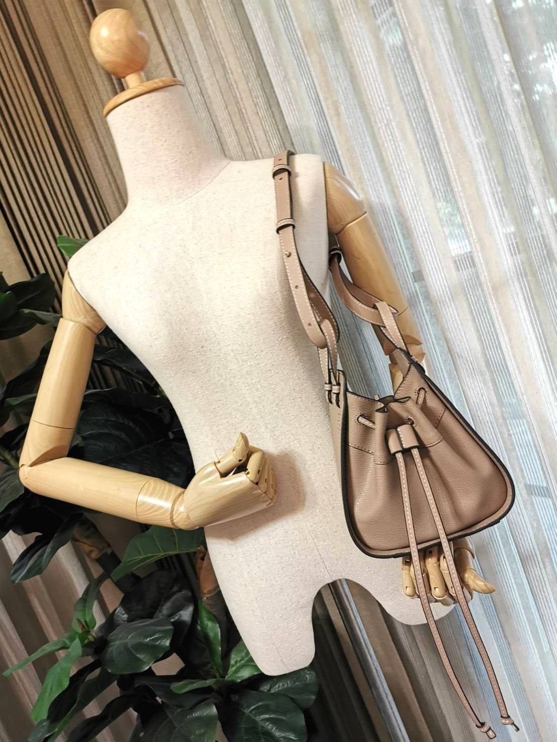 LOEWE HANDLE & SHOULDER BAG GIFT WITH PURCHASE (GWP) กระเป๋าถือหรือสะพายหนังแท้พรีเมี่ยมกิ๊ฟ Limited จาก LOEWE PERFUME DUTYFREE รุ่น Rare items สุดๆวัสดุหนังแท้ Calfskin หนังสวยดีไซน์คงเอกลักษณ์แบรนด์ สามารถปรับใช้ได้หลายทรงด้านข้างมีหูรูดปรับขยายทรงได้ภา