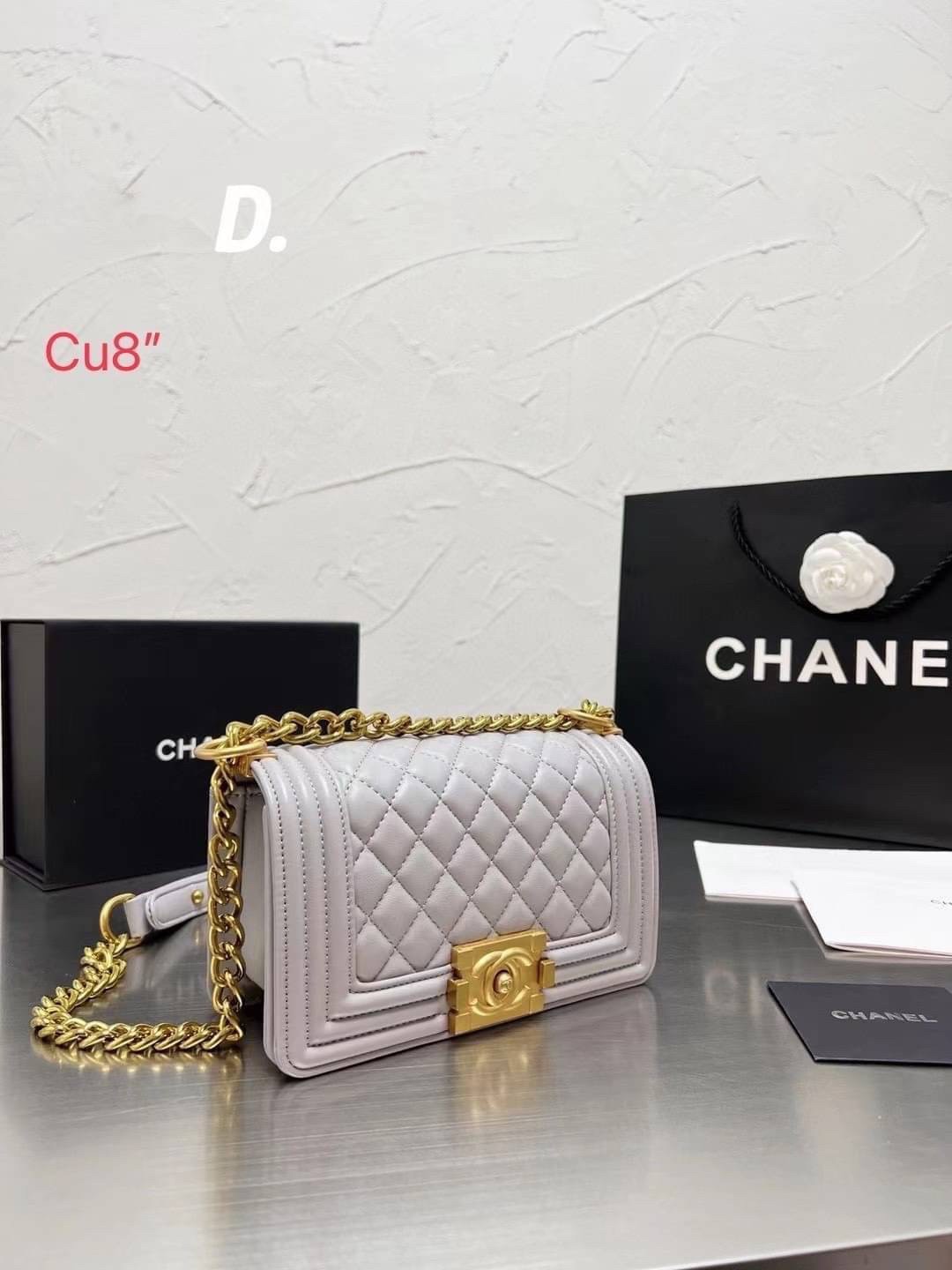 CHANEL BOY 8" กระเป๋าสะพายทรงคลาสสิค มีงานหนังเรียบ และหนังคาเวียร์ อะไหล่เงิน/ทอง ตามรูป สวยหรูมาแต่ไกล สามารถสะพายออกงานได้หลายโอกาส สวยงามไม่ผิดหวังค่ะ