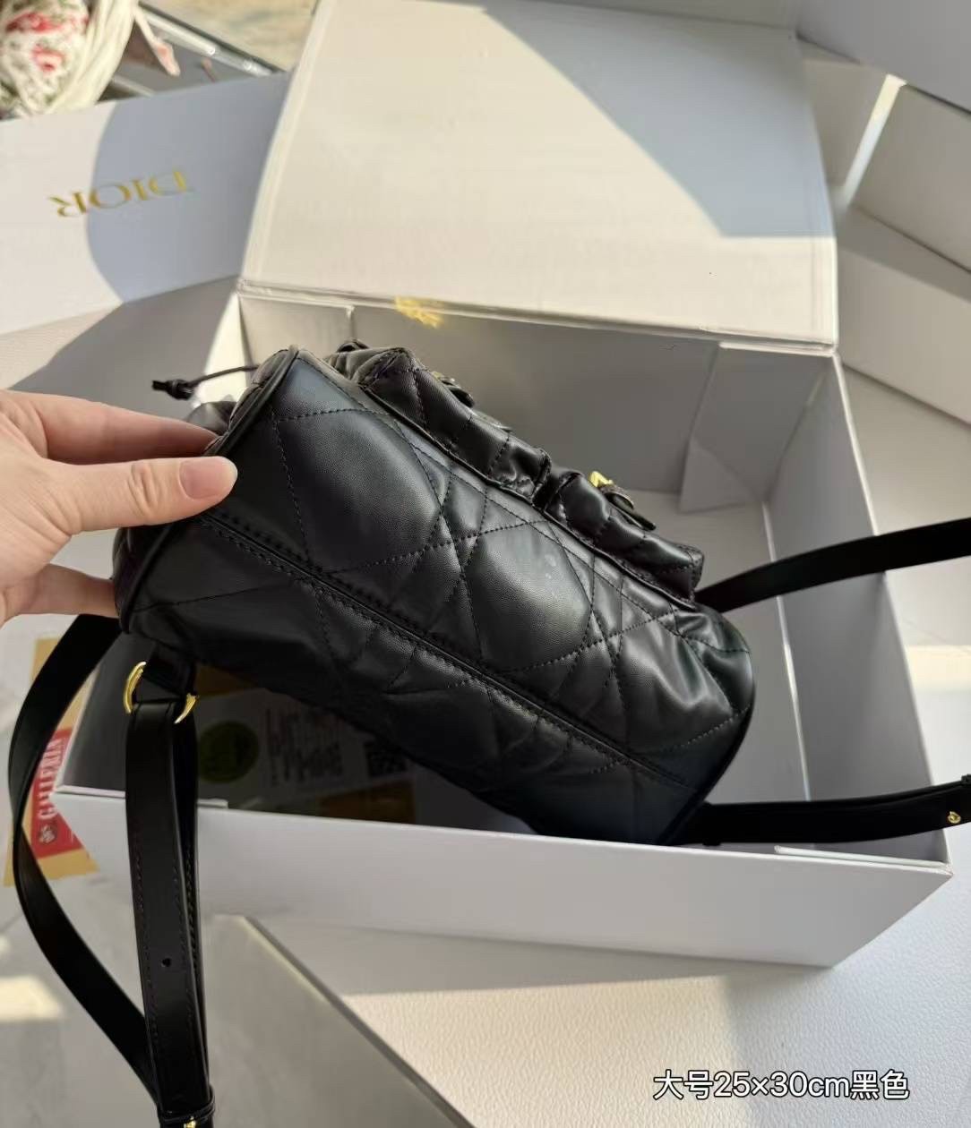 DIOR Medium Caro Backpack กระเป๋าเป้ไซส์กลาง ขนาดกำลังดีน่าใช้ หนังสวยเกินเรื่องมากๆ สัมผัสนิ่ม หรูหรา หูจับในตัวดีไซน์โค้งมนอะไหล่ทองสวยโดดเด่นไม่เหมือนใคร