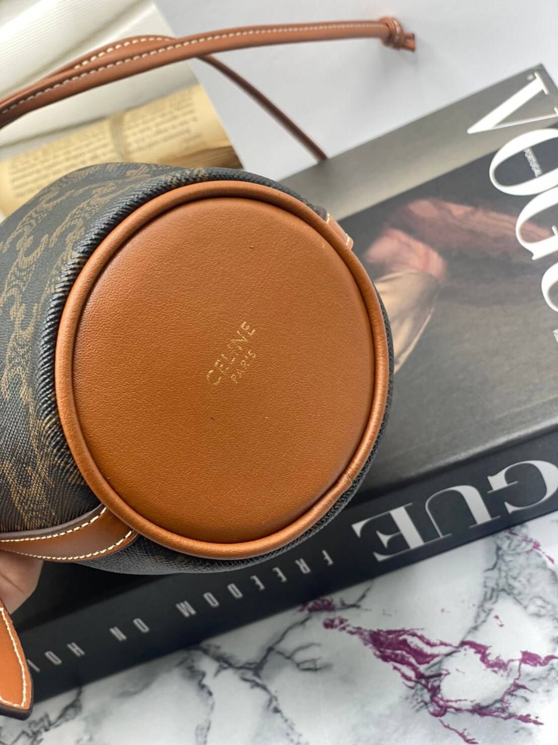 VIP 】หนังแท้ CELINE MINI DRAWSTRING BAG IN TRIOMPHE CANVAS AND CALFSKIN กระเป๋าทรงบัคเก็ตขนาดมินิน่ารัก ในรุ่นนี้ได้รับคำชื่นชมจากแฟชั่นกูรูทั้งหลาย เนื่องจากมีรูปทรงที่สุดแสนจะเรียบง่าย มีช่องใส่ของที่กว้าง ตัวกระเป๋าเป็นแบบหูรูด ช่วยให้เปิด-ปิดง่าย สะดว