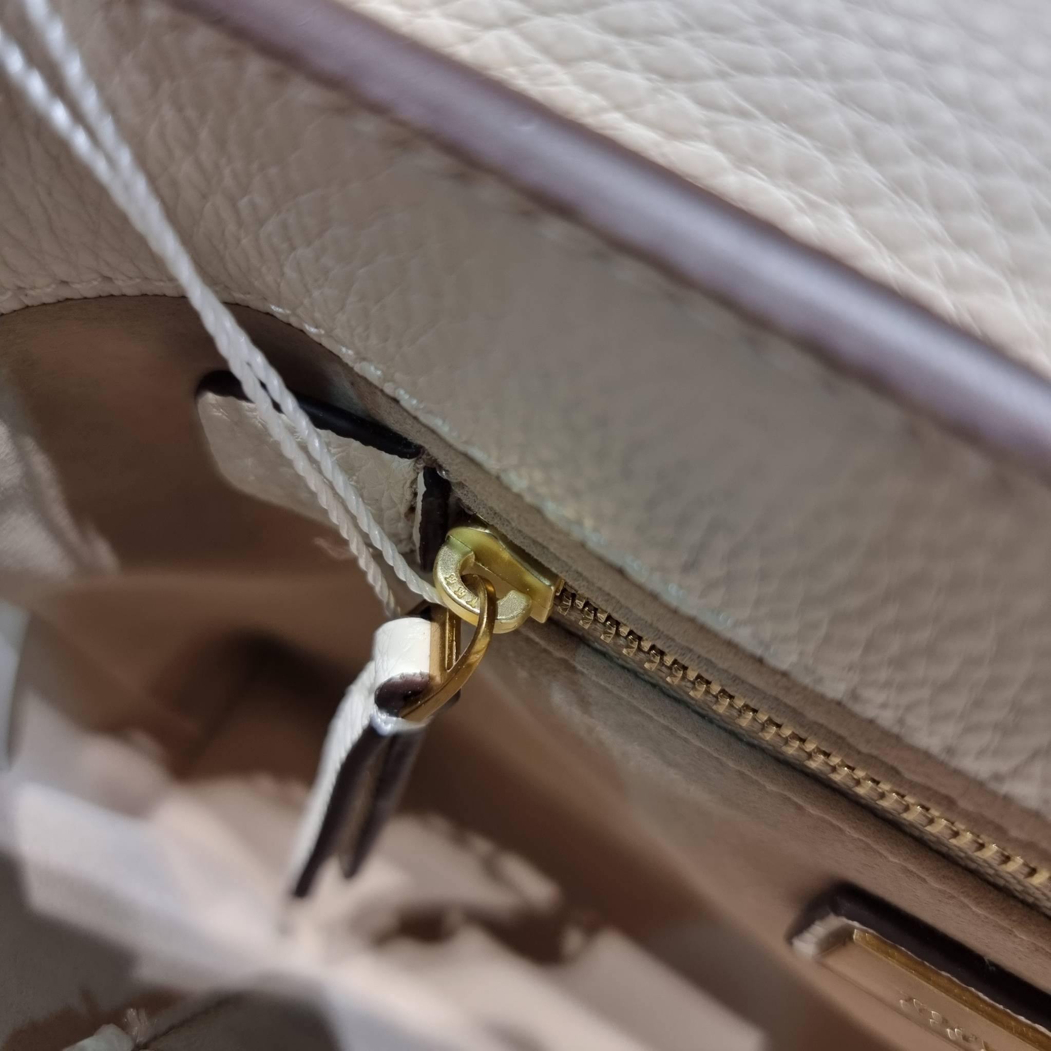 TORY BURCH LIMITED-EDITION SHOULDER BAG รุ่นลิมิเต็ด กับกระเป๋าสะพายไหล่ทรงผู้ดี ที่ผลิตมาในจำนวนจำกัด โดดเด่นด้วยอะไหล่ทองคลาสสิคหรูหรา