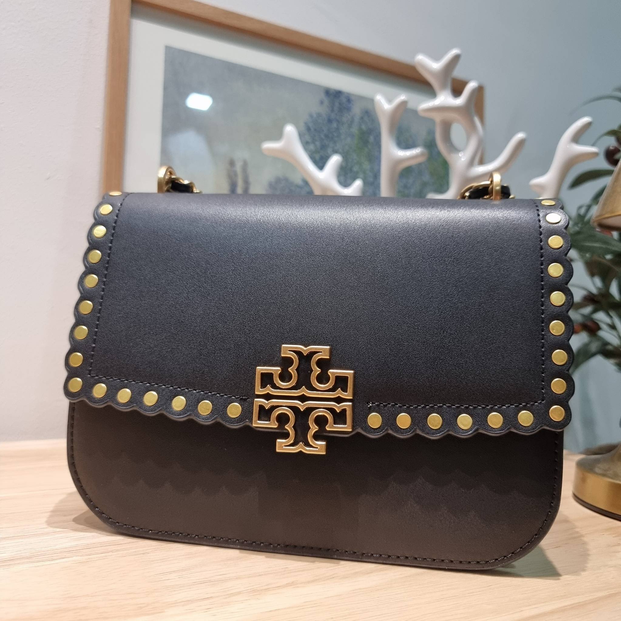 TORY BURCH BRITTEN STUDDED CROSSBODY BAG / Tory Britten Small Adjustable Shoulder Bag คอลเลคชั่นผู้ดี ดีไซน์ใหม่ล่าสุด กระเป๋าสะพายตัวท็อป ที่ตกแต่งด้วยโลโก้และหมุดสวยงาม เพิ่มดีเทลเป็นกิมมิคไม่ซ้ำใคร สายสะพายก็เลิศ