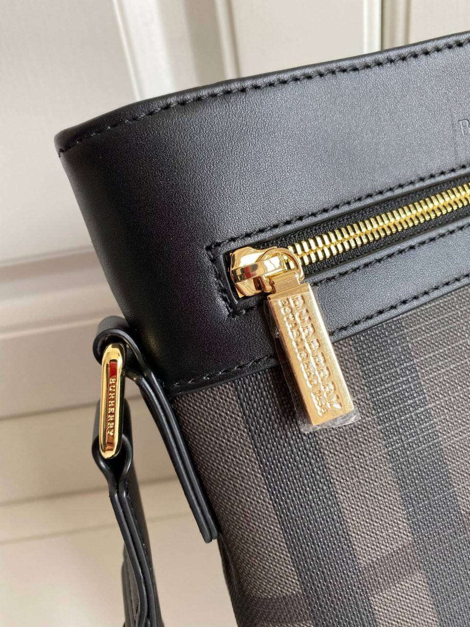 สีเทา พร้อมเป็นของขวัญ มอบให้คุณผู้ชายแล้วค่ะ สำหรับ BB CROSSBODY VINTAGE BAG VIP GIFT WITH PURCHASE (GWP) พรีเมี่ยมกิ๊ฟ Limited Edition จากBURBERRY วัสดุหนังโทนสีสุภาพ คลาสสิก ตกแต่งด้วยซิปสะดวกใช้ด้านหน้า ช่องหลักเปิดปิดด้วยซิปยาวด้านบน พร้อมช่องซิปอีกห