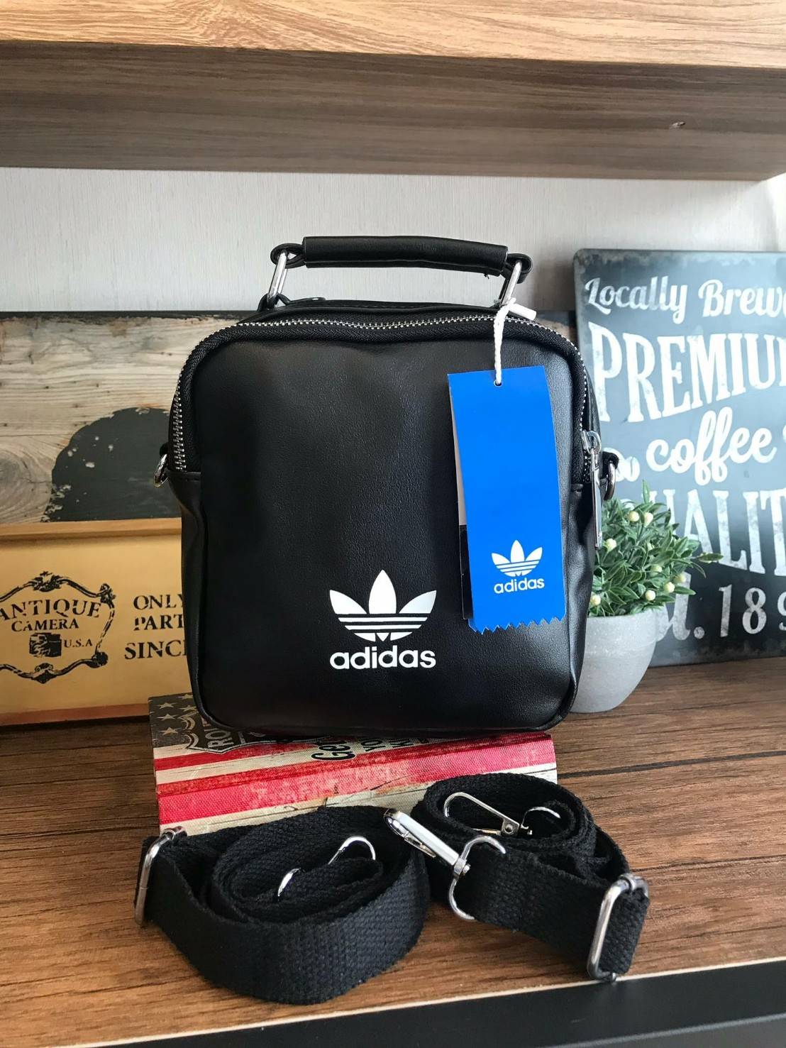 Adidas Mini Shoulder Bag and Backpack กระเป๋าแบบทรีเวย์ ที่สามารถถือเก๋ สะพายเท่ๆแบบเป้หรือสะพายข้าง มีช่องซิปเปิดได้ทั้งด้านหน้าและด้านหลัง เพื่อการใช้งานที่สะดวกสบาย วัสดุหนังpu หนังนิ่ม ถือสบายมือ มีหมุดรองฐานกันรอยสี่มุม ใบเดียวสามารถเปลี่ยนลุคช์ได้ด้