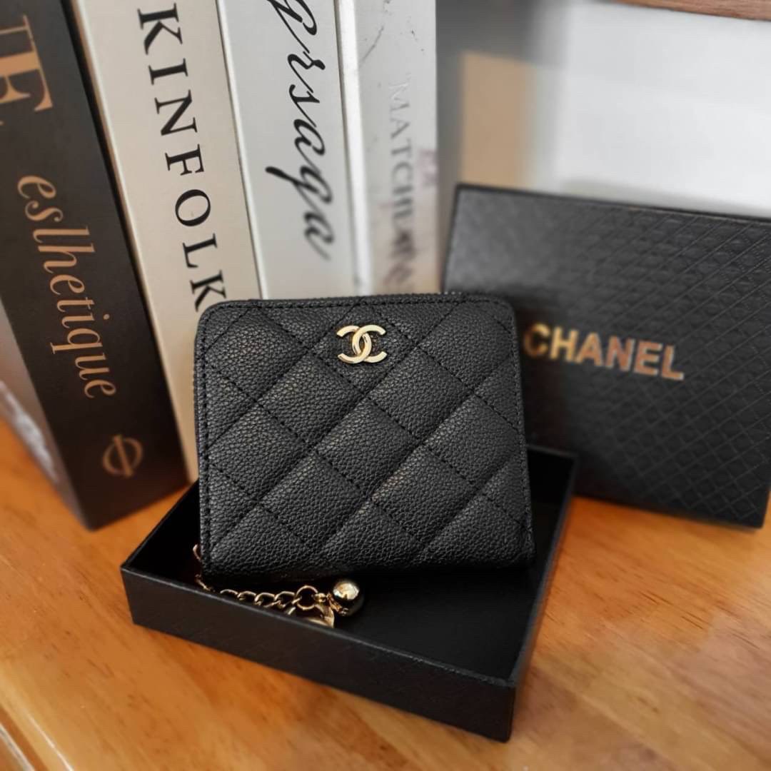 CHANEL SMALL ZIP WALLET พร้อมส่งที่ไทยแล้วค่ะ♡♡ กับ กระเป๋าสตางค์ใบสั้นรุ่นพับ แนะนำรุ่นนี้คะ งานพรีเมี่ยมกิ้ฟท์จากเค้าเตอร์ต่างประเทศ **ทรงมินิน่ารักกก หนังสัมผัสลายคาเวียร์ด้าน จากแบรนด์ CHANEL (GWP) ด้านหน้ามีโลโก้แบรนด์ CC สีทองหรู **อะไ
