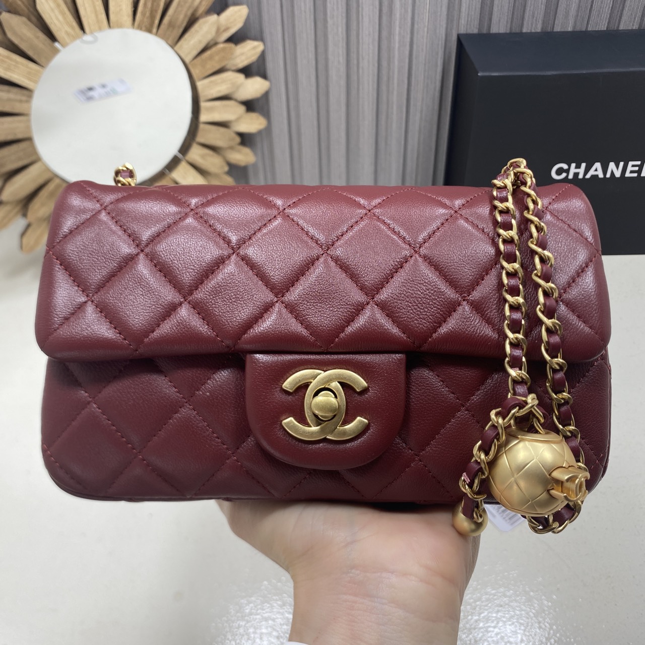 ORI หนังแท้ | Chanel Classic Flap Bag กระเป๋าสะพายรุ่นคลาสสิก สายประดับบอลโลโก้สวยหรูอะไหล่สีทองสวยงาม
