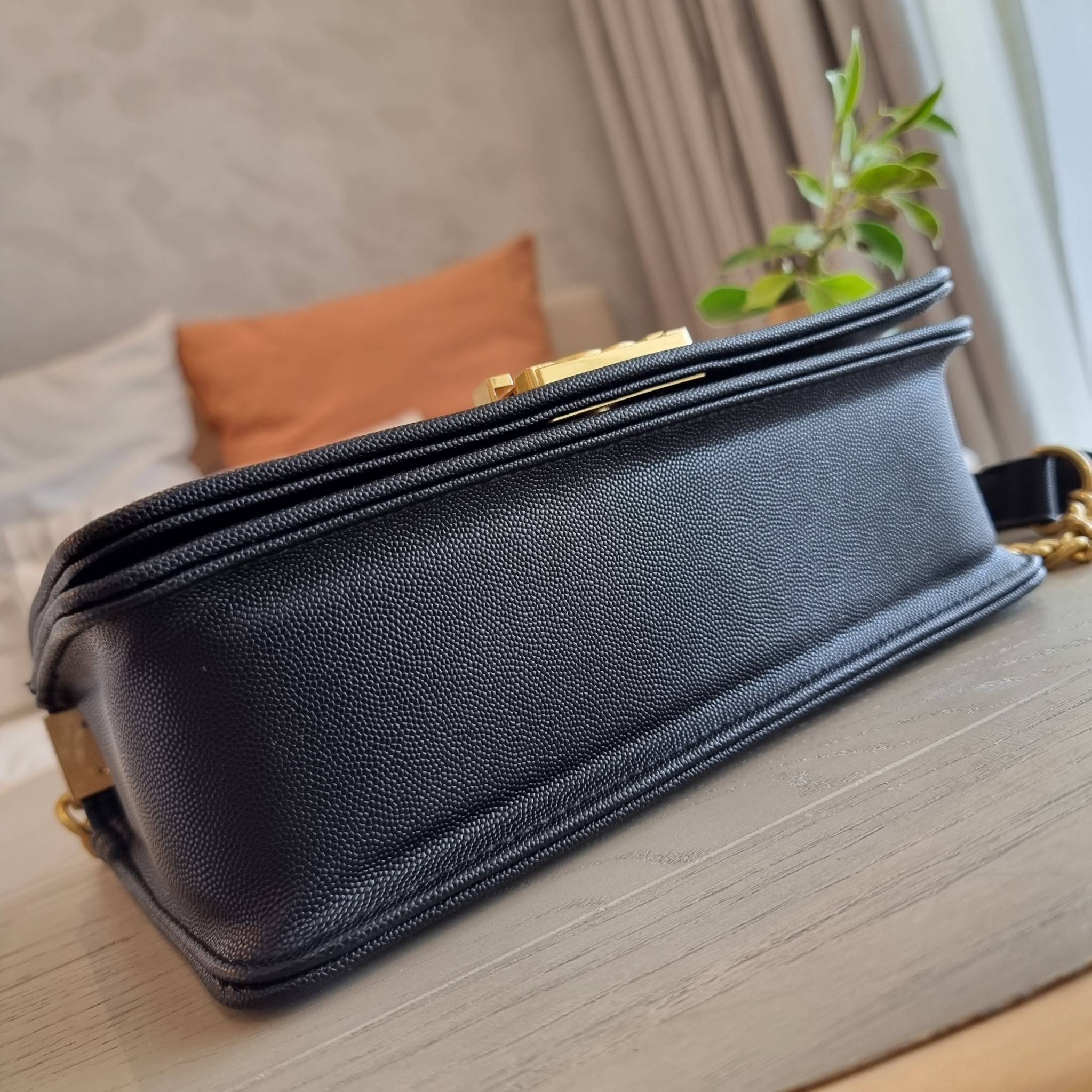 Chanel Boy 10" พร้อมส่งที่ไทย รุ่นสุดฮอต อะไหล่สีทองสุดหรู วัสดุหนังลายคาร์เวีย ทรงคลาสสิคที่สาวๆห้ามพลาด!! ในราคาสุดคุ้ม เปิด-ปิดกระเป๋าด้วยตัวล็อค ภายในโล่งกว้าง ไซส์ใหญ่ใส่ของได้เยอะ มีช่องแยกในกระเป๋า มาพร้อมสายสะพายโซ่สลับหนังรองบ่า (ถอดได้-ปรับ