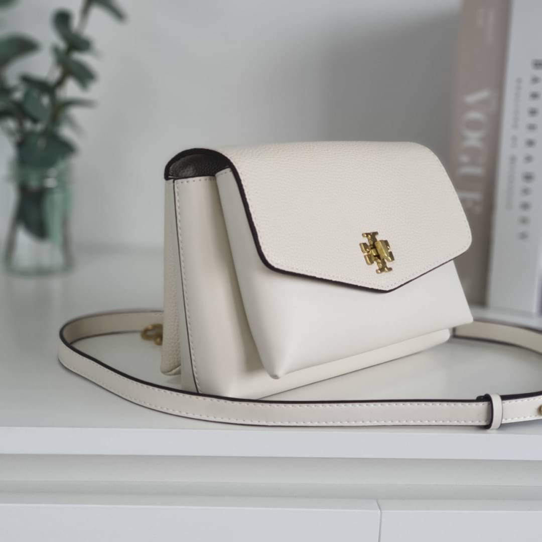 TORY BURCH CROSSBODY BAG กระเป๋าสะพายข้าง **หนังสวยมาก อะไหล่ทองวินเทจ ด้านหน้าประดับโลโก้แบรนด์ เปิดปิดด้วยตัวล็อคหมุน ภายในโล่งกว้างบุผ้าปั้มแบรนด์ มีช่องใส่ของ 3 ช่องใหญ่ พร้อมช่องซิปและที่เก็บบัตร มาพร้อมสายยาวถอด-ปรับระดับได้ ขนาดกำลังดี รีบคว้าด่วนค