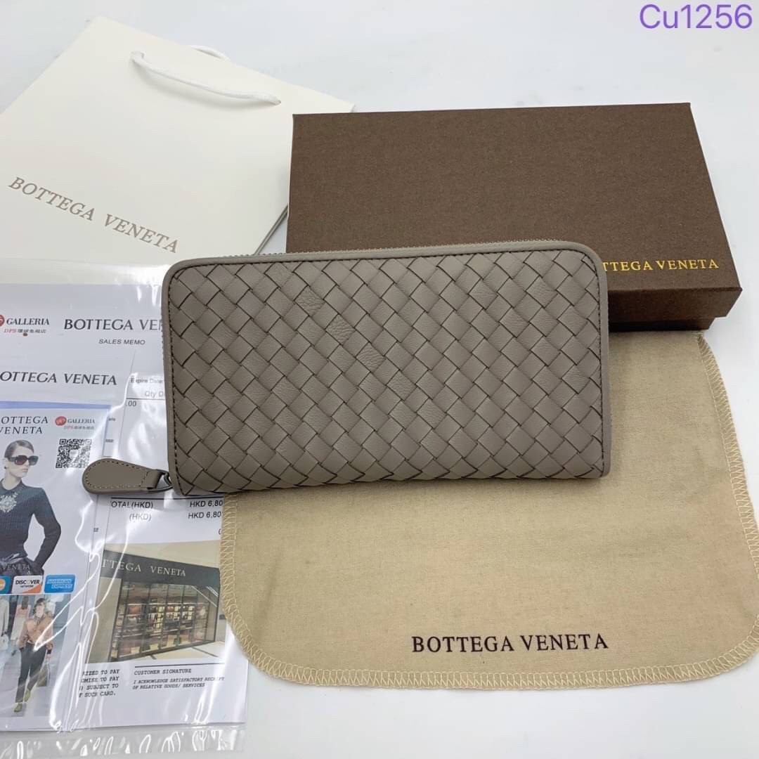 BOTTEGA VENETA ZIP AROUND WALLET / BOTTEGA LONG WALLET กระเป๋าสตางค์ยาวซิปรอบ เอกลักษณ์หนังสานคลาสสิก สร้างสรรค์ให้ไอเท็มนี้ดูหรู ดูแพง ใบจริงสวยมาก ใช้ได้ทั้งชายหญิง มาจำนวนจำกัด รีบตำกันน้า ไม่อยากให้พลาดเลยจ้า
