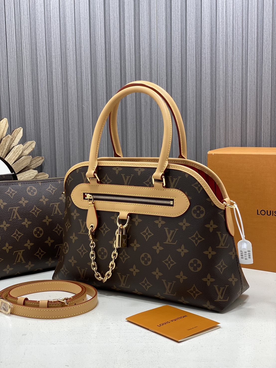 TOP ORI หนังแท้ | LV Ever More PM Monogram canvas กระเป๋าสะพายดีไซน์วินเทจ หูจับในตัว สวยหรู คลาสสิคตลอดกาล
